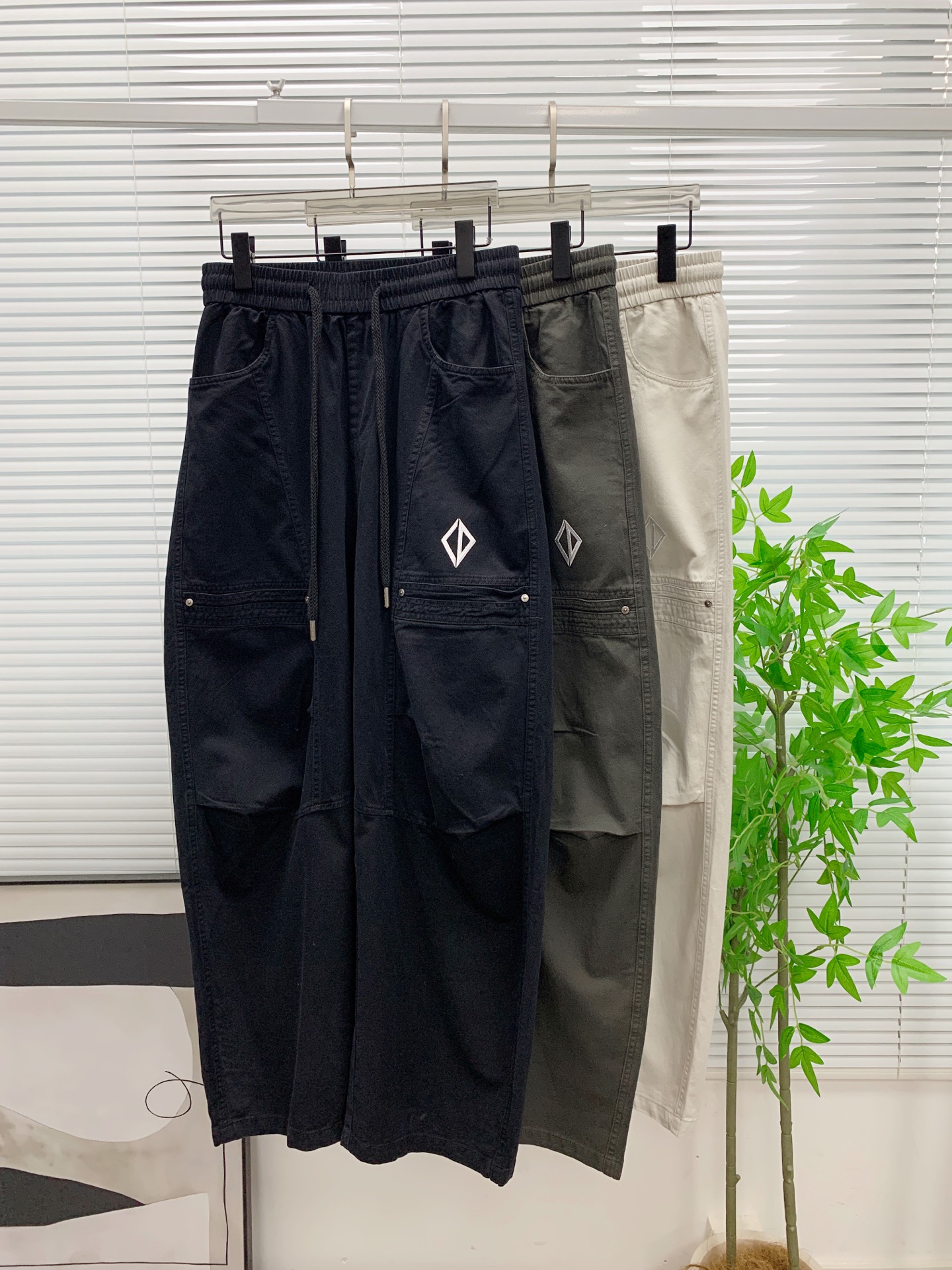 NO:906880,Dior [new product] 26SS new casual pants. Customized cupro air-layer blended fabric, anti-wrinkle, non-stick, gray and anti-static. The fabric is soft, comfortable and drapey. The upright upper body is stylish, and the three-dimensional cutting design elongates the leg lines, making you look taller and slimmer. The elastic waistband design allows for easy retraction and customization of the original drawstring. Highly recognizable. A casual pants suitable for many occasions, the upper body is perfect. Size 28-36 (no 35),, dior,19860909迪奥【新品】26SS新款休闲裤.定制铜氨丝空气层混纺面料,抗皱不粘灰抗静电,面料柔软舒适有垂感.立挺上身有型、立体裁剪设计拉长腿部线条,显高显瘦.松紧腰带设计,收放自如,订制原版抽绳.辨识度极高.一款适合多种场合穿搭的休闲裤,上身绝绝子.码数28-36（无35）,,dior,,Men's clothing