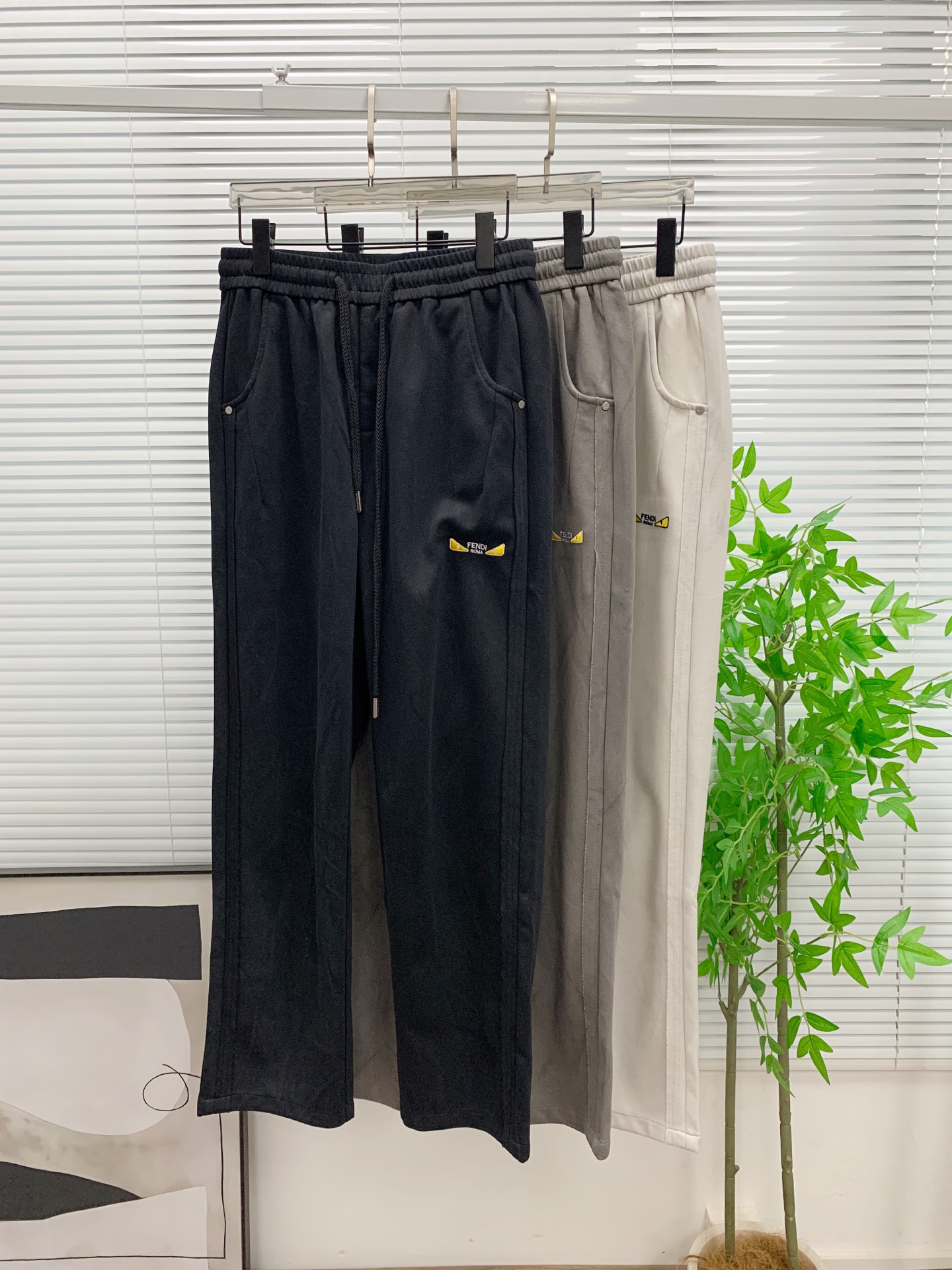 NO:906884,Fendi [New Product] 26SS new casual pants. Customized cupro air-layer blended fabric, anti-wrinkle, non-sticky, anti-static, soft, comfortable and drapey. The upright upper body is stylish, and the three-dimensional cutting design elongates the leg lines, making you appear taller and slimmer. The elastic waistband design allows for easy retraction and customization of the original drawstring. It is highly recognizable. A casual pants suitable for many occasions, the upper body is perfect. Size 28-36 (no 35),,fendi,19860909芬迪【新品】26SS新款休闲裤.定制铜氨丝空气层混纺面料,抗皱不粘灰抗静电,面料柔软舒适有垂感.立挺上身有型、立体裁剪设计拉长腿部线条,显高显瘦.松紧腰带设计,收放自如,订制原版抽绳.辨识度极高.一款适合多种场合穿搭的休闲裤,上身绝绝子.码数28-36（无35）,,fendi,,Men's clothing