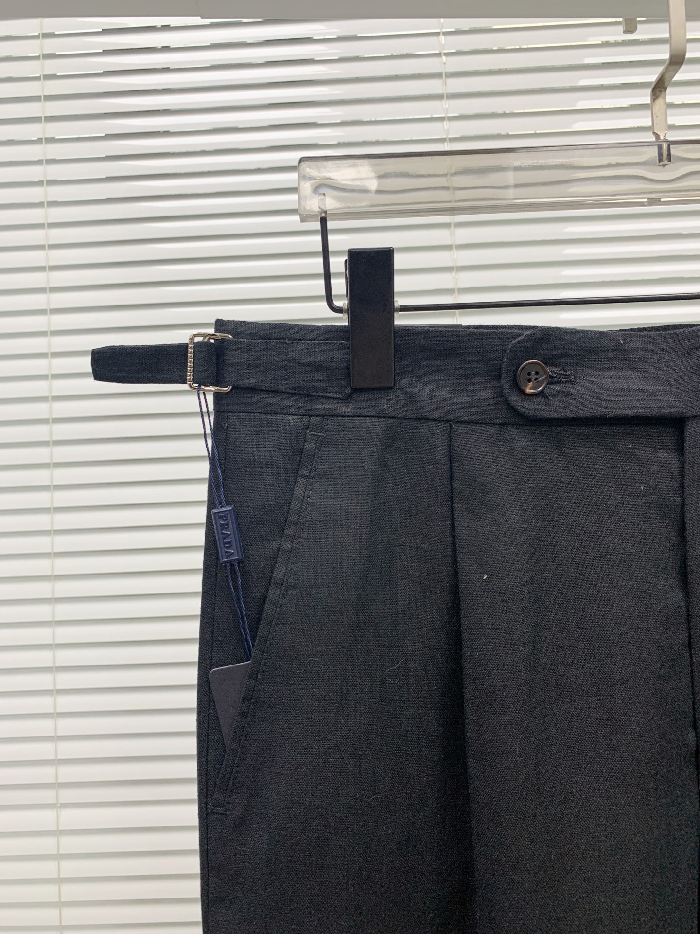 🔥普拉达26年新款棉麻休闲西裤🔥专柜热销款 品味与价值共享 颜色超级好看 身穿着非常舒适 低调不失奢华 