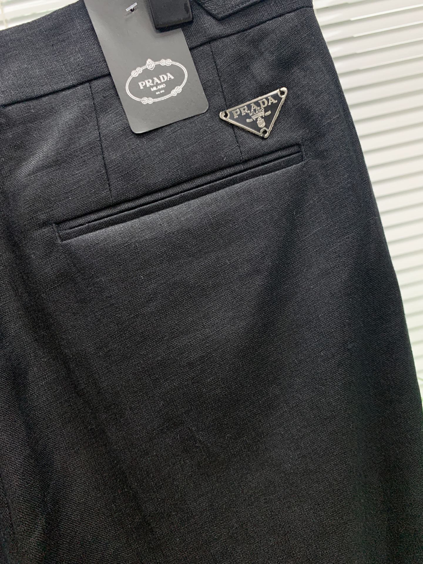 🔥普拉达26年新款棉麻休闲西裤🔥专柜热销款 品味与价值共享 颜色超级好看 身穿着非常舒适 低调不失奢华 