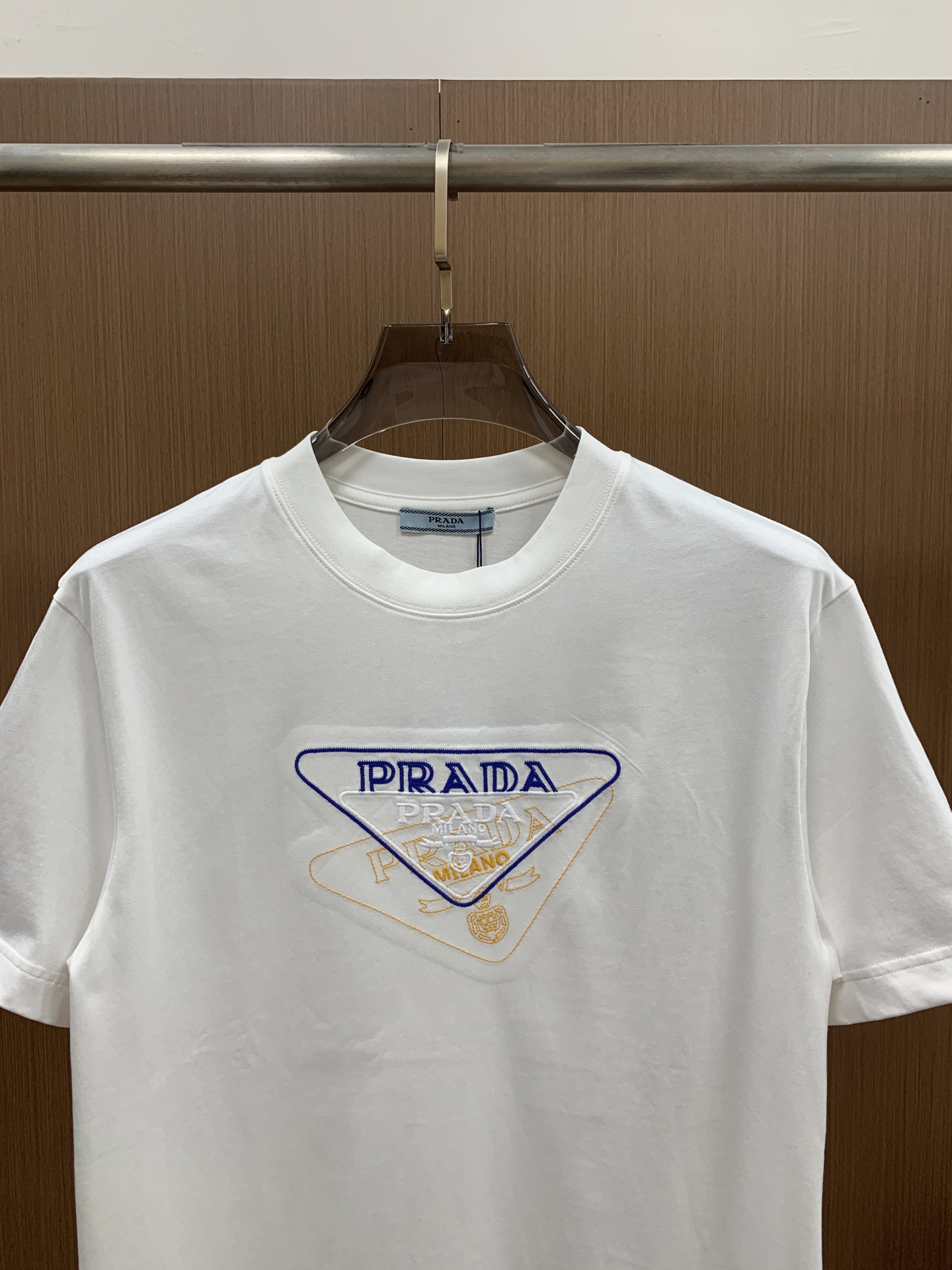 P普拉达2026春夏新款首发专柜最新款短袖圆领T恤 高端订制 设计前卫时尚！品牌logo重工艺设计 高端
