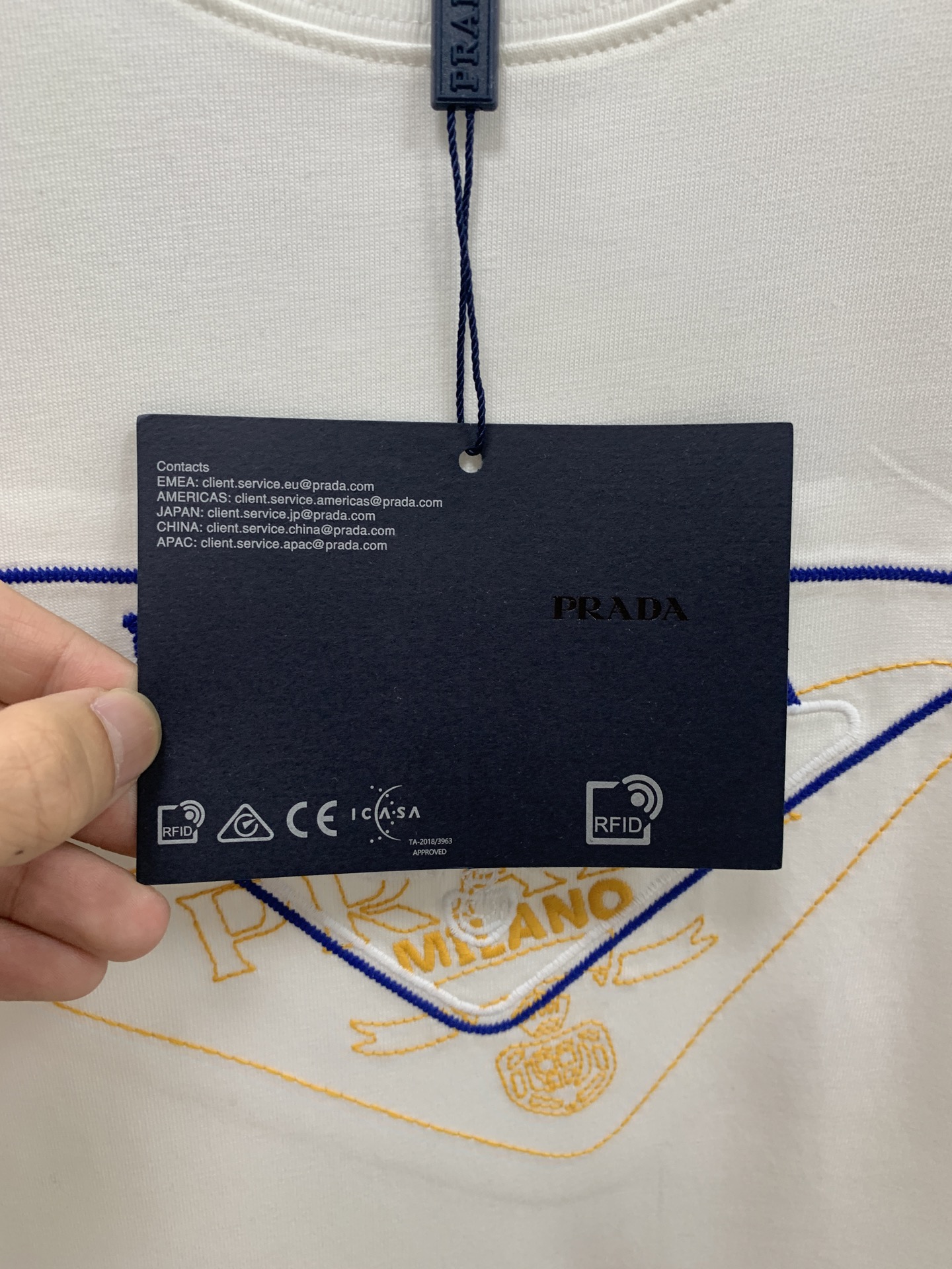 P普拉达2026春夏新款首发专柜最新款短袖圆领T恤 高端订制 设计前卫时尚！品牌logo重工艺设计 高端