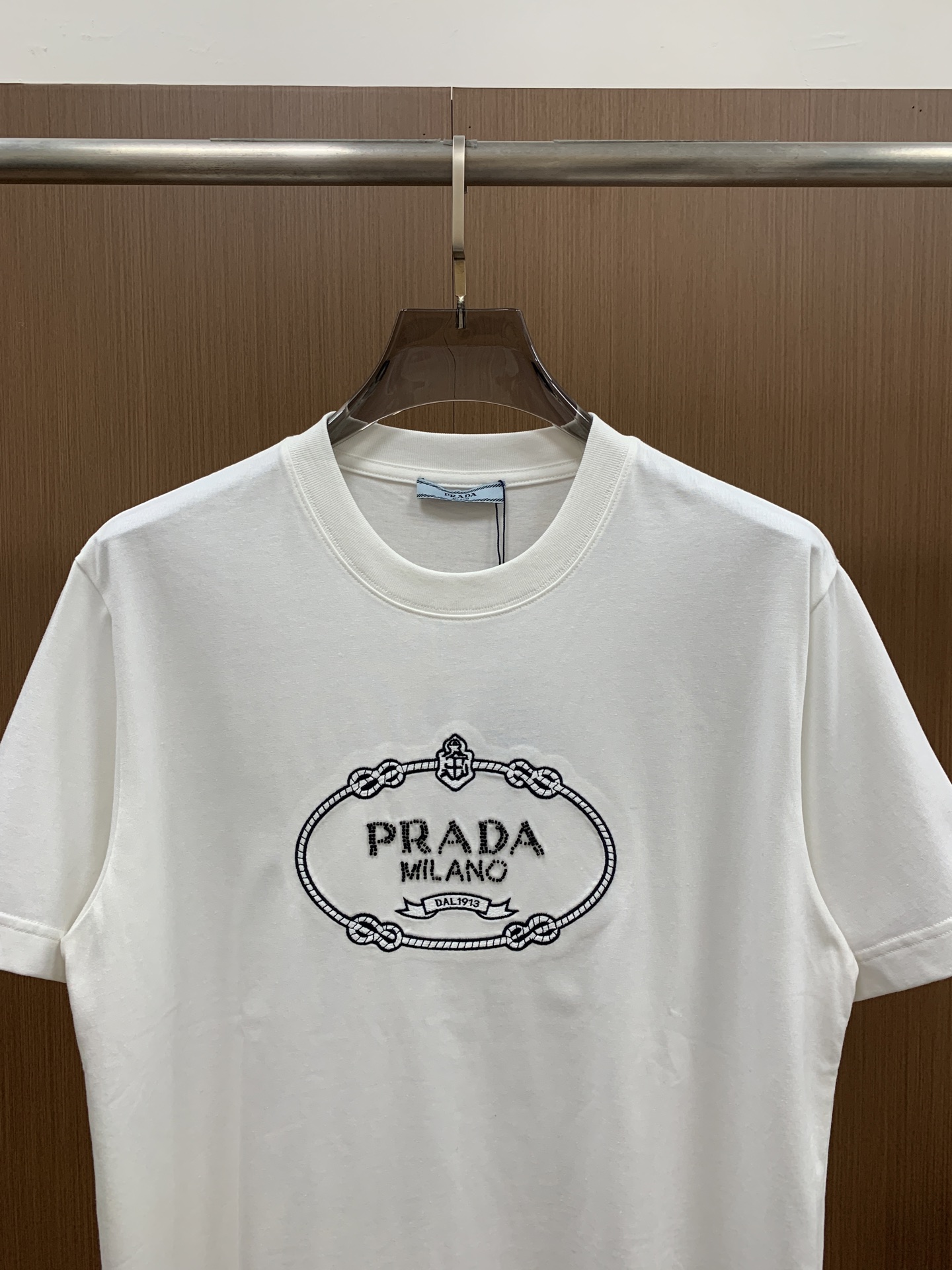 P普拉达2026春夏新款首发专柜最新款短袖圆领T恤 高端订制 设计前卫时尚！品牌logo重工艺设计 高端
