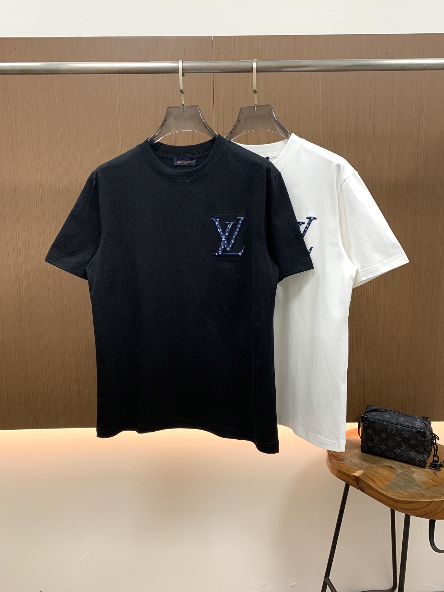 PLV2026春夏新款首发专柜最新款短袖圆领T恤 高端订制 设计前卫时尚！品牌logo重工艺设计 高端定