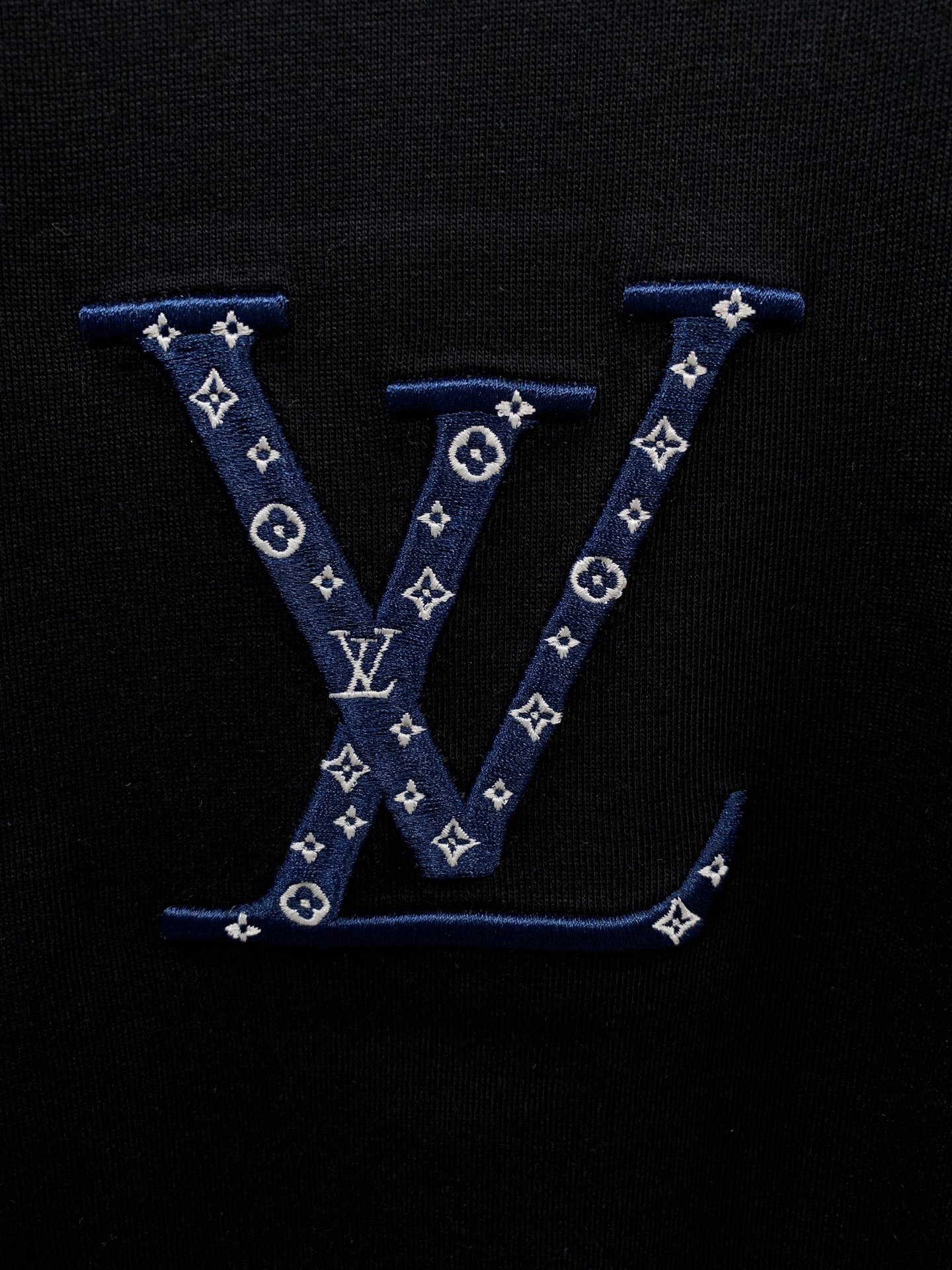 PLV2026春夏新款首发专柜最新款短袖圆领T恤 高端订制 设计前卫时尚！品牌logo重工艺设计 高端定