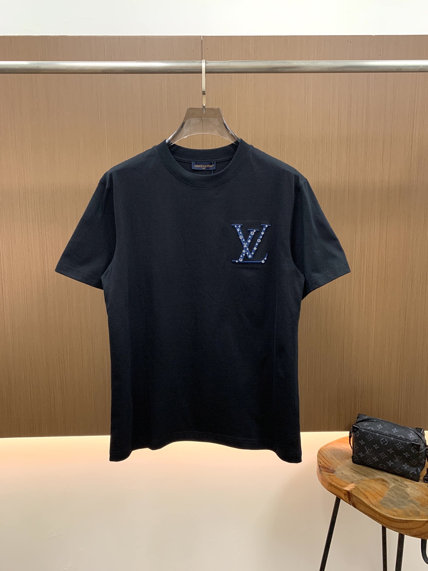 PLV2026春夏新款首发专柜最新款短袖圆领T恤 高端订制 设计前卫时尚！品牌logo重工艺设计 高端定