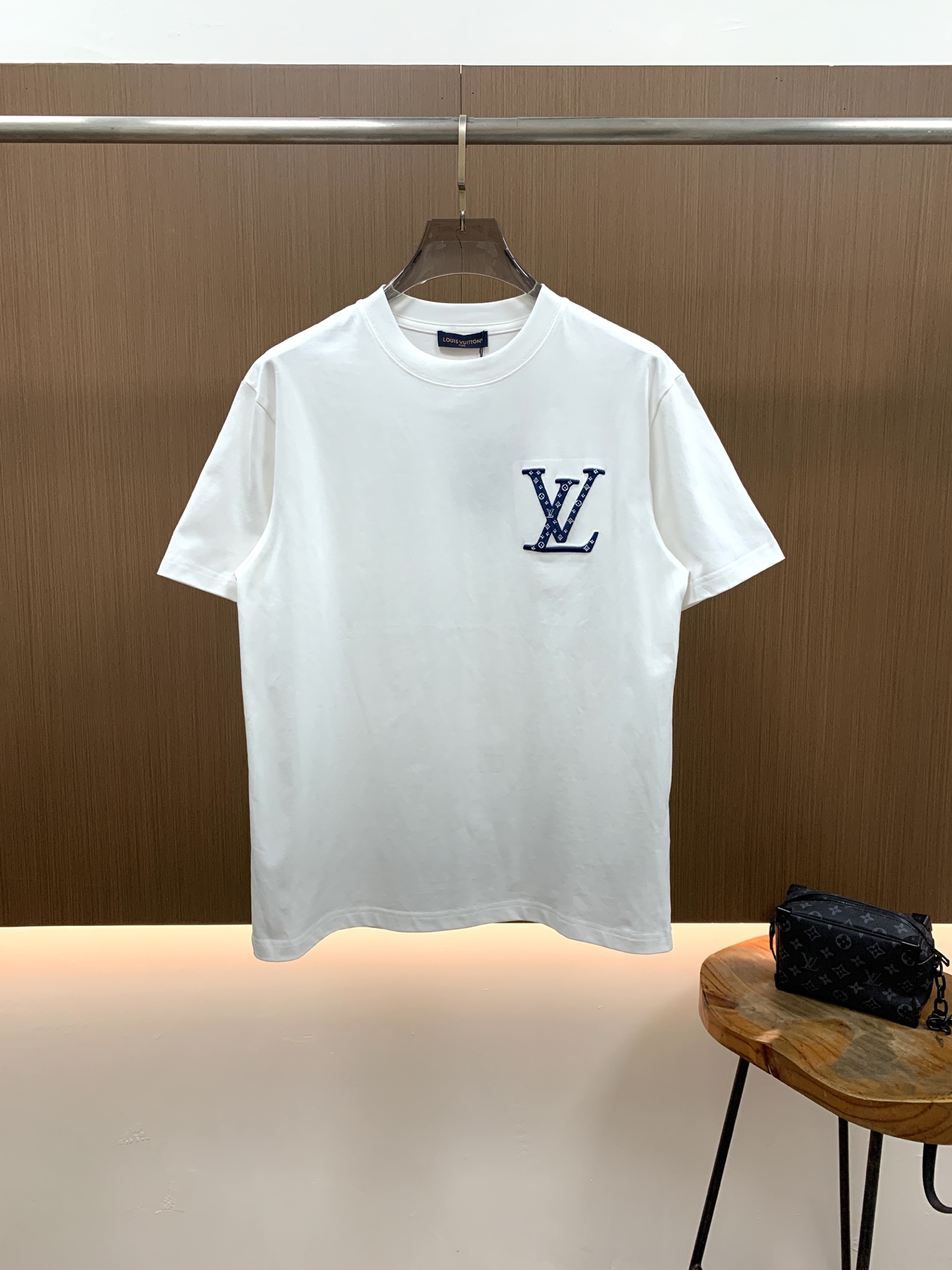 PLV2026春夏新款首发专柜最新款短袖圆领T恤 高端订制 设计前卫时尚！品牌logo重工艺设计 高端定