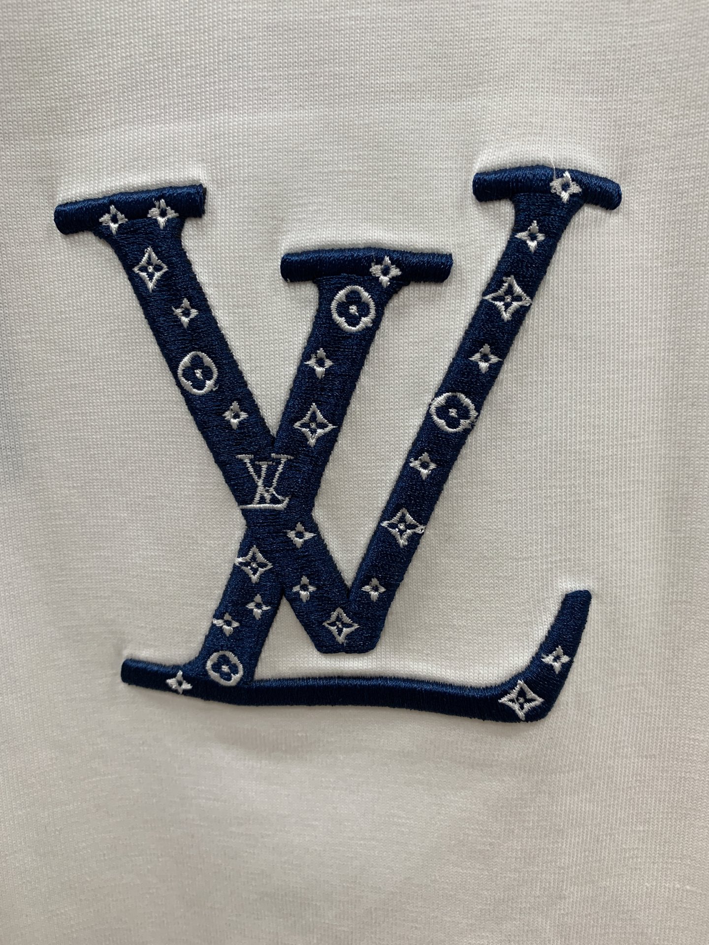 PLV2026春夏新款首发专柜最新款短袖圆领T恤 高端订制 设计前卫时尚！品牌logo重工艺设计 高端定
