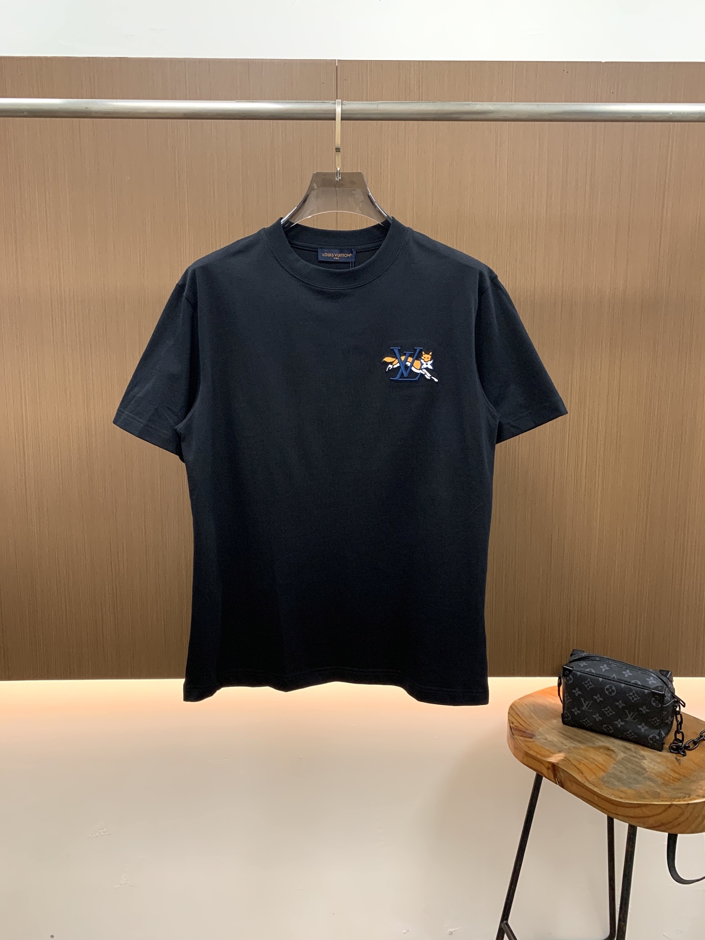 PLV2026春夏新款首发专柜最新款短袖圆领T恤 高端订制 设计前卫时尚！品牌logo重工艺设计 高端定