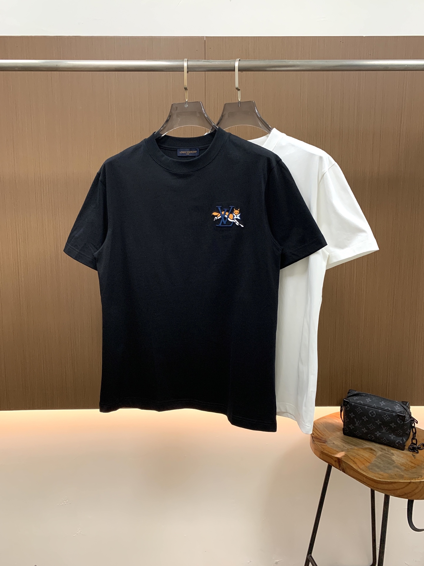 PLV2026春夏新款首发专柜最新款短袖圆领T恤 高端订制 设计前卫时尚！品牌logo重工艺设计 高端定