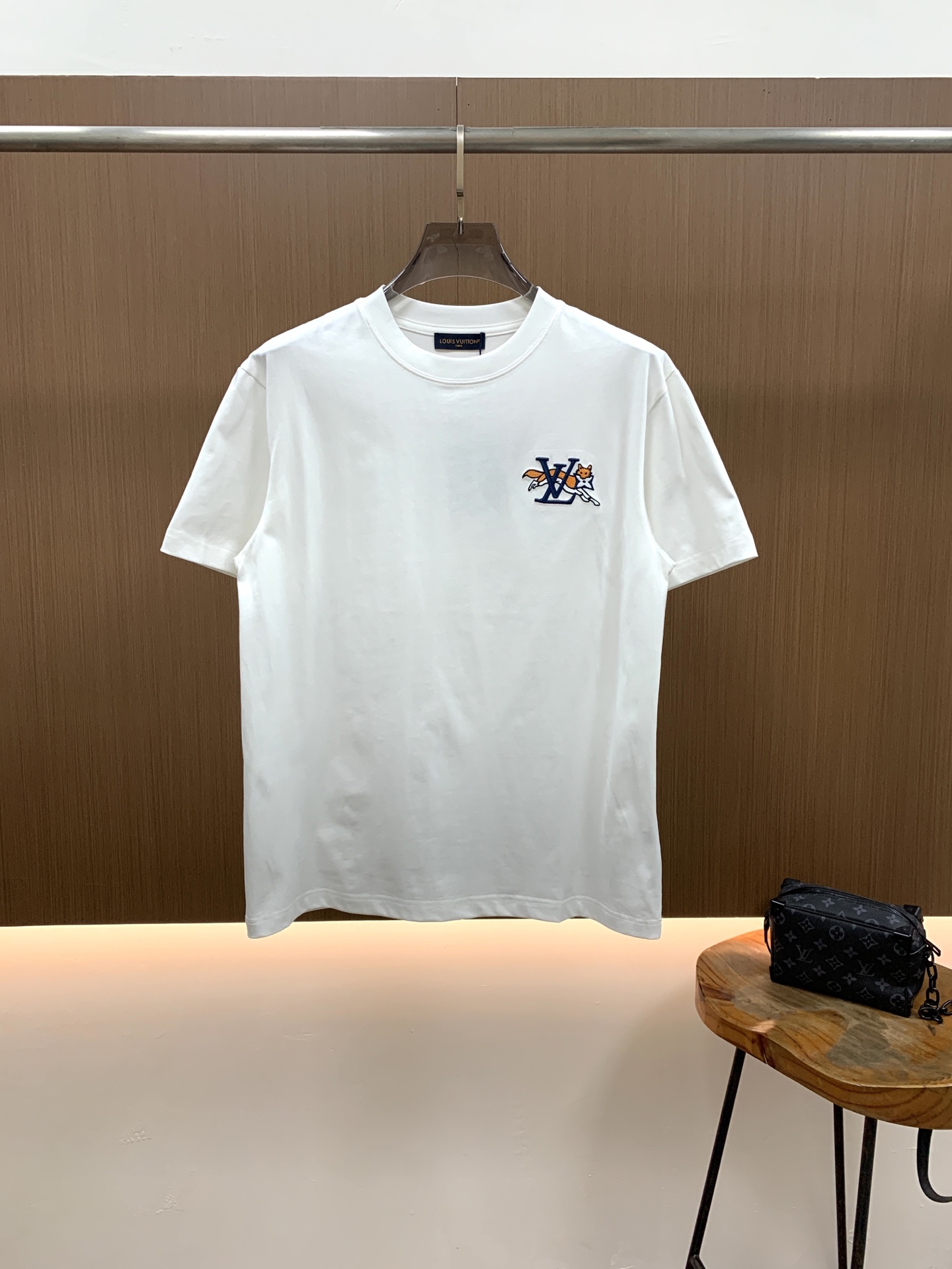 PLV2026春夏新款首发专柜最新款短袖圆领T恤 高端订制 设计前卫时尚！品牌logo重工艺设计 高端定
