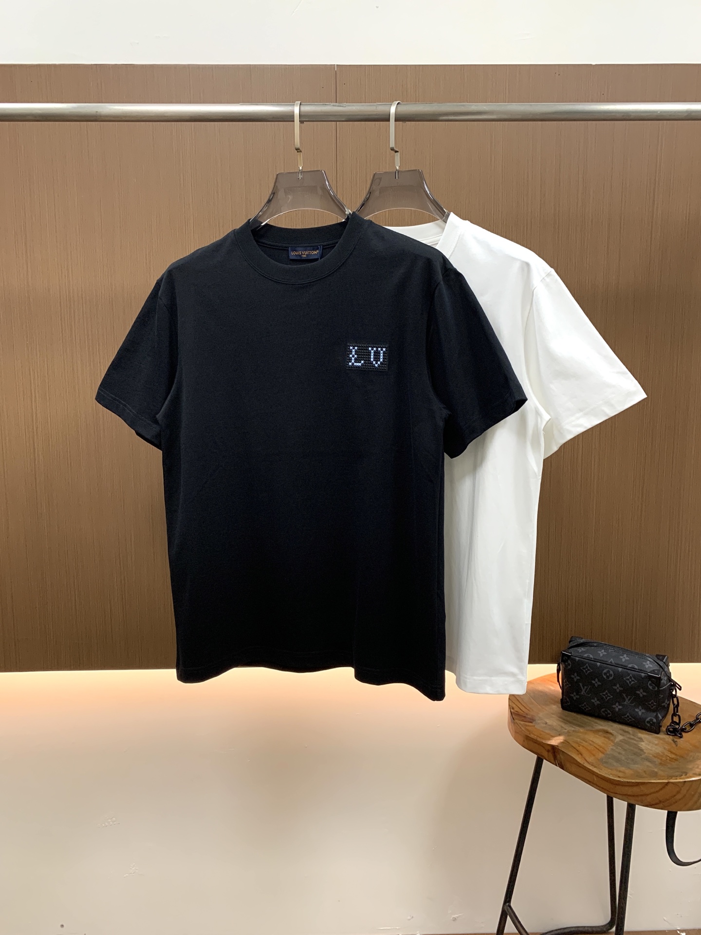 PLV2026春夏新款首发专柜最新款短袖圆领T恤 高端订制 设计前卫时尚！品牌logo重工艺设计 高端定