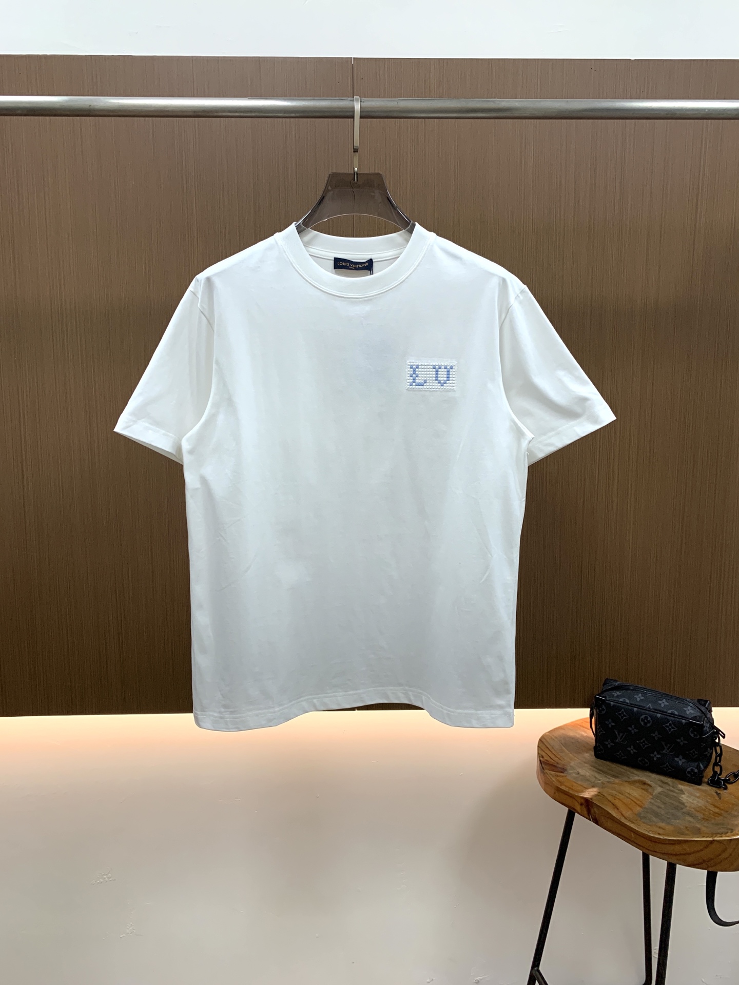 PLV2026春夏新款首发专柜最新款短袖圆领T恤 高端订制 设计前卫时尚！品牌logo重工艺设计 高端定