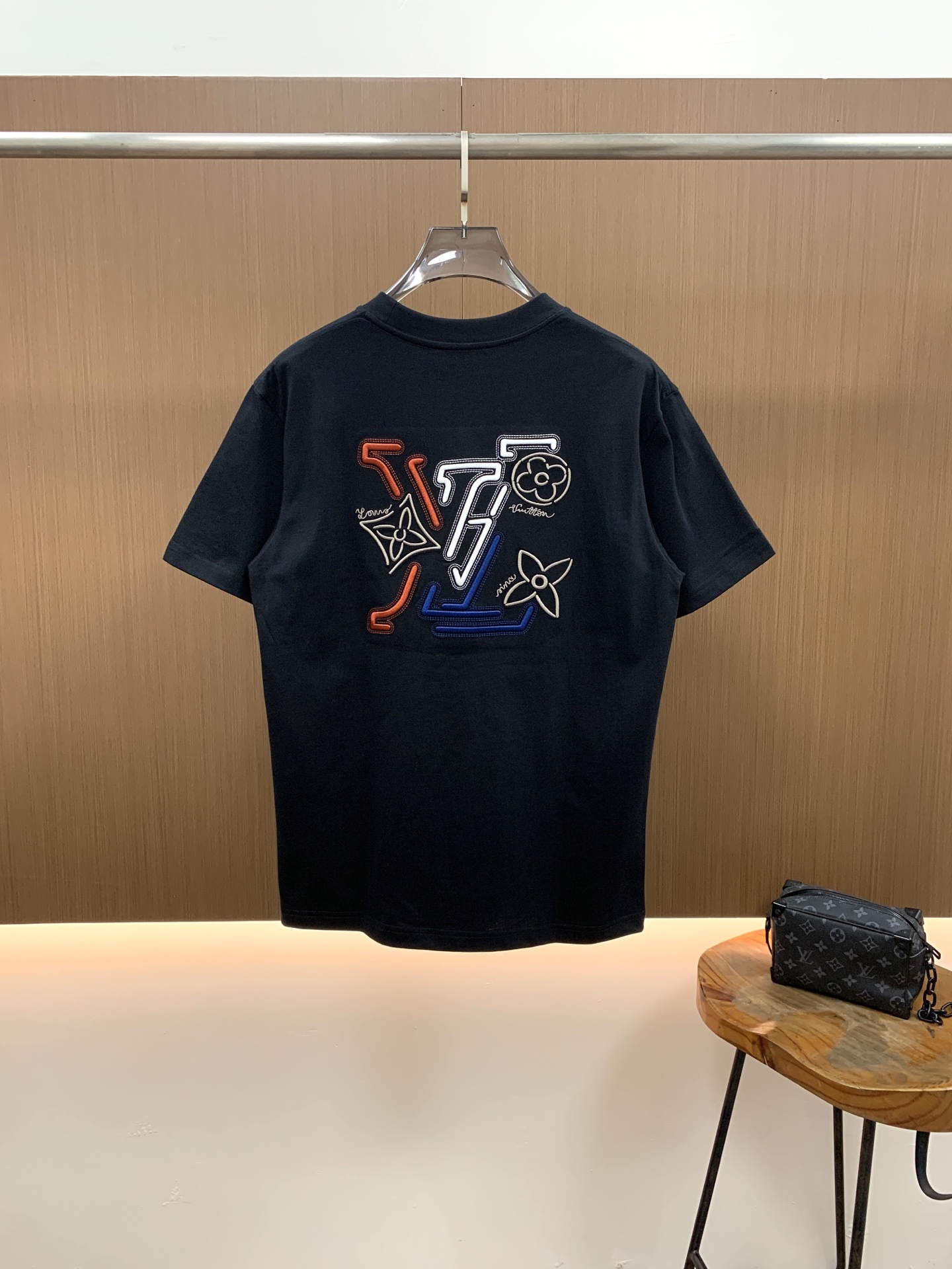 PLV2026春夏新款首发专柜最新款短袖圆领T恤 高端订制 设计前卫时尚！品牌logo重工艺设计 高端定