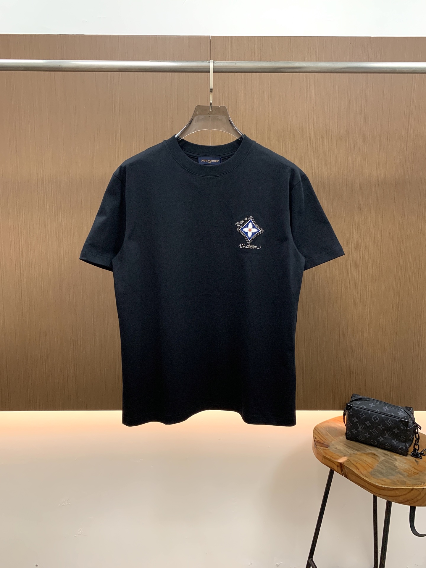 PLV2026春夏新款首发专柜最新款短袖圆领T恤 高端订制 设计前卫时尚！品牌logo重工艺设计 高端定