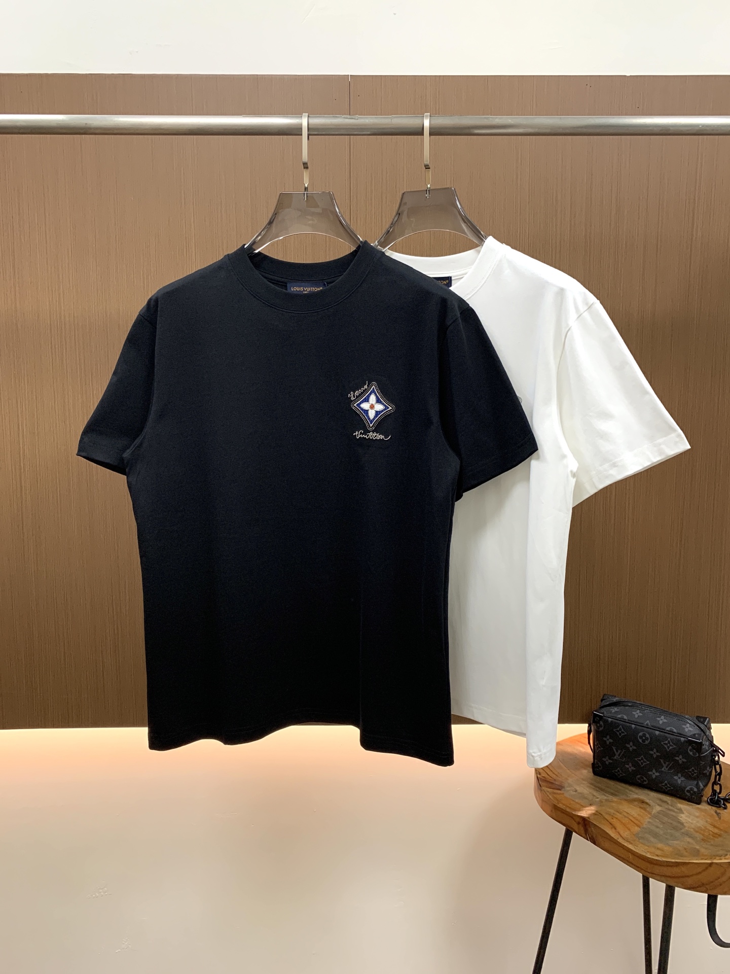 PLV2026春夏新款首发专柜最新款短袖圆领T恤 高端订制 设计前卫时尚！品牌logo重工艺设计 高端定