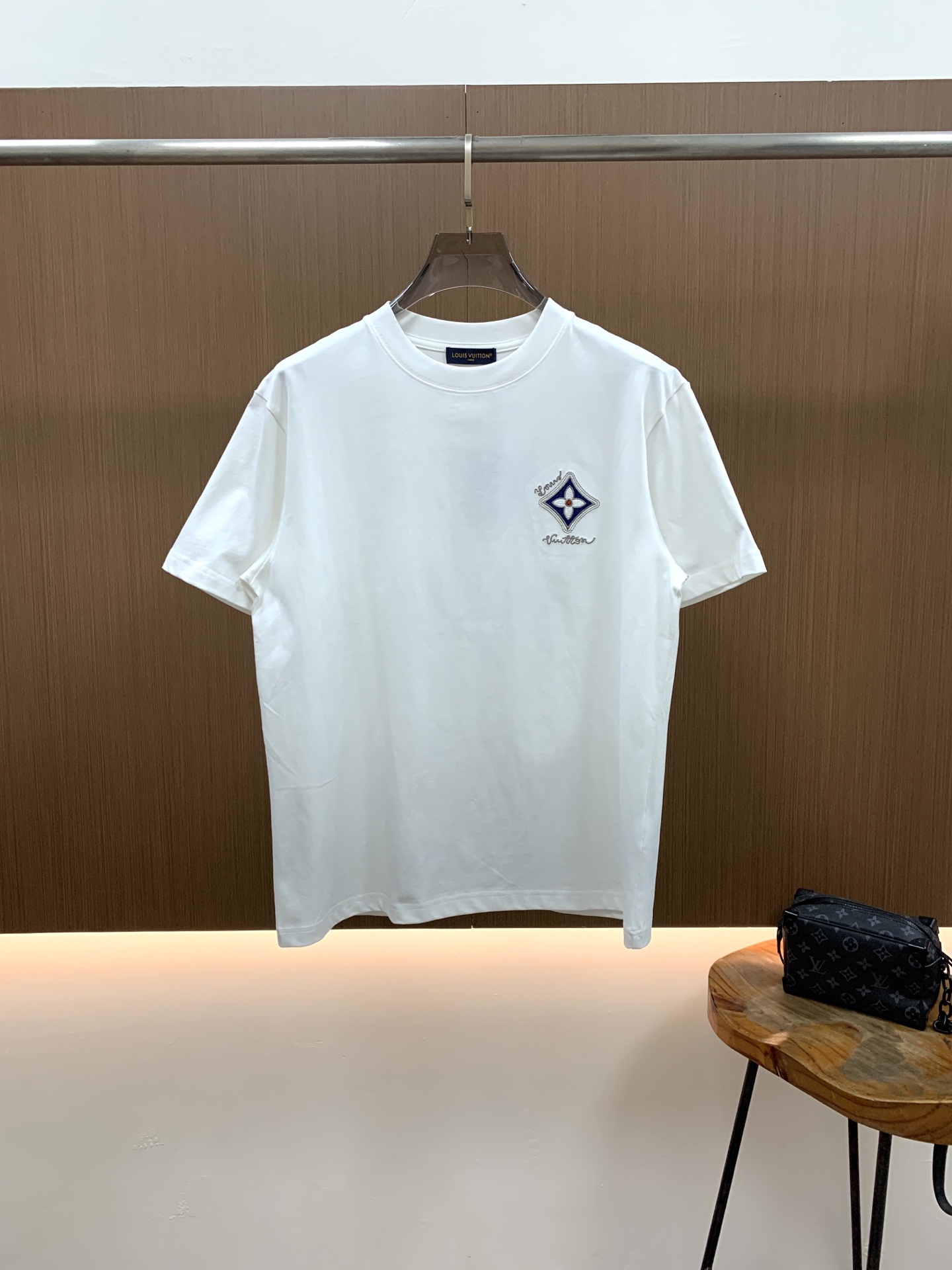 PLV2026春夏新款首发专柜最新款短袖圆领T恤 高端订制 设计前卫时尚！品牌logo重工艺设计 高端定