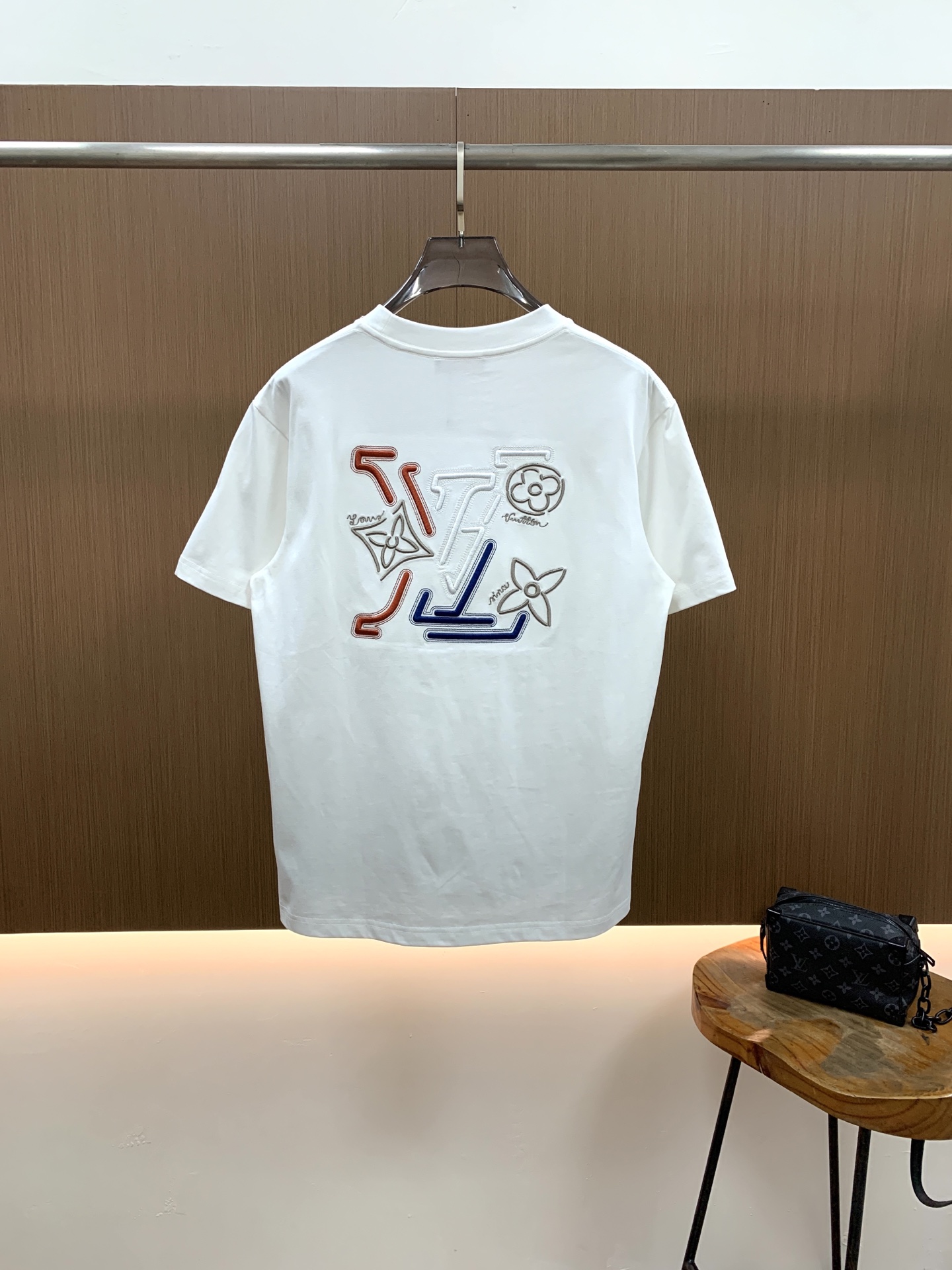 PLV2026春夏新款首发专柜最新款短袖圆领T恤 高端订制 设计前卫时尚！品牌logo重工艺设计 高端定