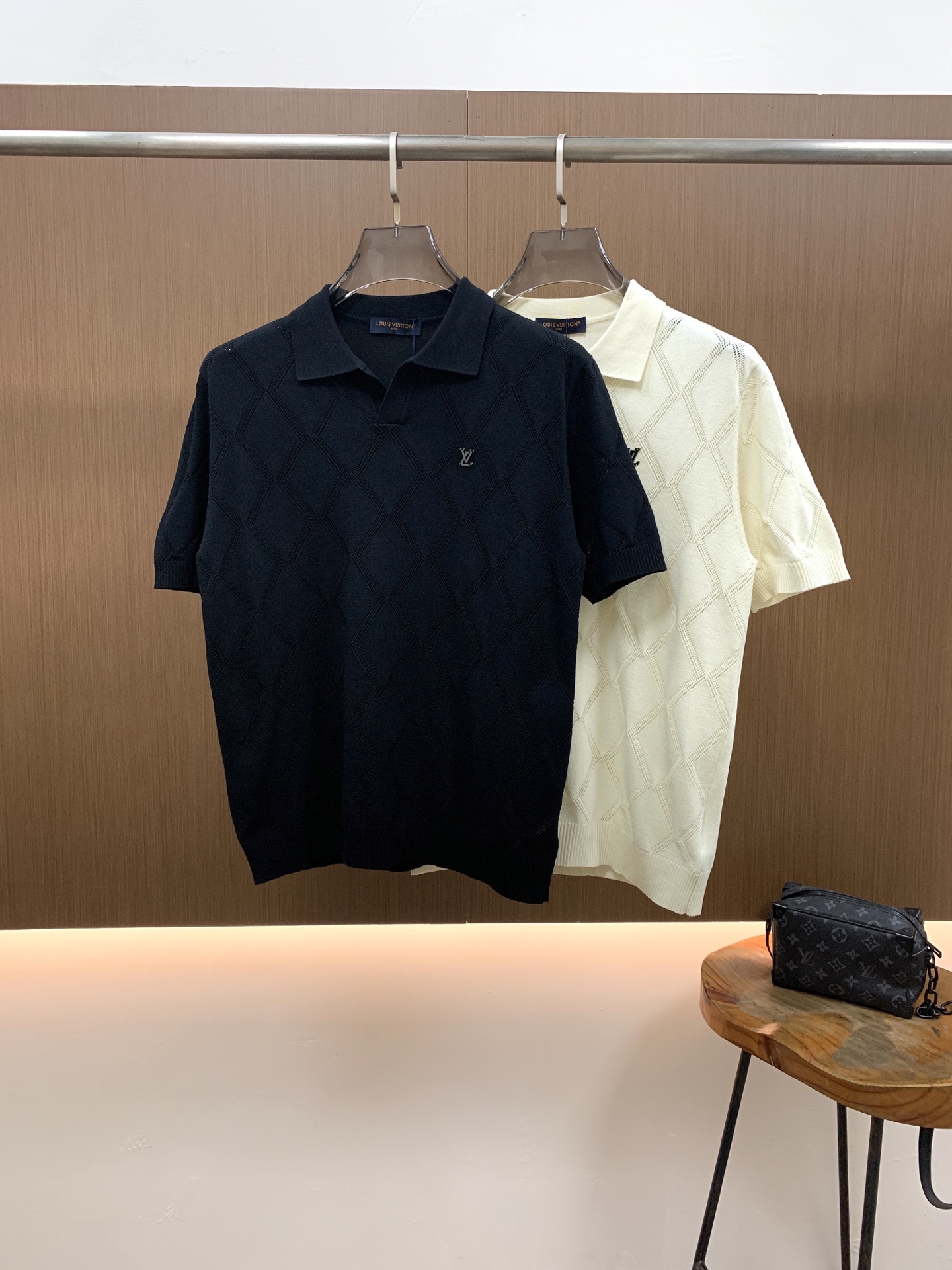 NO:834257,LV2026 new spring and summer men's top knitted short-sleeved T-shirt, the brand's latest design elements!  It’s neither monotonous nor complicated, just the right amount to show off your taste!  Customized Yilite top original exclusive fabrics for customers!  Breathability, comfort and breathability are not a problem at all, and the unique luxury feel of the fabric presents a simple and elegant temperament!  The matching design has the brand’s unique style charm!  Standard cut design!  Every detail is in sync with high-end fashion. Sizes: M-3XL multi-color, Louis Vuitton, T-shirt, tees, t-shirt,19860909LV2026春夏新款男士顶级针织短袖T恤,品牌最新设计元素！既不单调也不复杂,恰到好处的展现品味！客供定制伊力特顶级原版专属面料！透气舒适透气根本不在话下,面料独具的高奢感呈现简约优雅气质！搭配设计极具品牌独特风格魅力！标准裁剪设计！每一处细节都是与高端时尚同步的体现.尺码:M-3XL 多色,,louis vuitton,T-shirt,tees，t-shirt,,Men's clothing