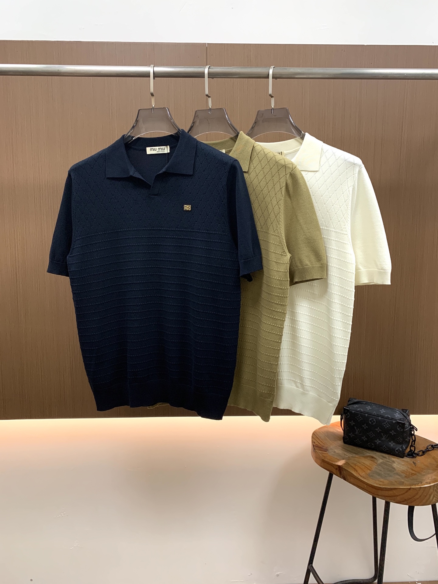 NO:834266,miumiu2026 new spring and summer men's top knitted short-sleeved T-shirt, the brand's latest design elements!  It’s neither monotonous nor complicated, just the right amount to show off your taste!  Customized Yilite top original exclusive fabrics for customers!  Breathability, comfort and breathability are not a problem at all, and the unique luxury feel of the fabric presents a simple and elegant temperament!  The matching design has the brand’s unique style charm!  Standard cut design!  Every detail is in sync with high-end fashion. Size: M-3XL multi-color, miumiu, T-shirt, tees, t-shirt,19860909miumiu2026春夏新款男士顶级针织短袖T恤,品牌最新设计元素！既不单调也不复杂,恰到好处的展现品味！客供定制伊力特顶级原版专属面料！透气舒适透气根本不在话下,面料独具的高奢感呈现简约优雅气质！搭配设计极具品牌独特风格魅力！标准裁剪设计！每一处细节都是与高端时尚同步的体现.尺码:M-3XL 多色,,miumiu,T-shirt,tees，t-shirt,,Men's clothing