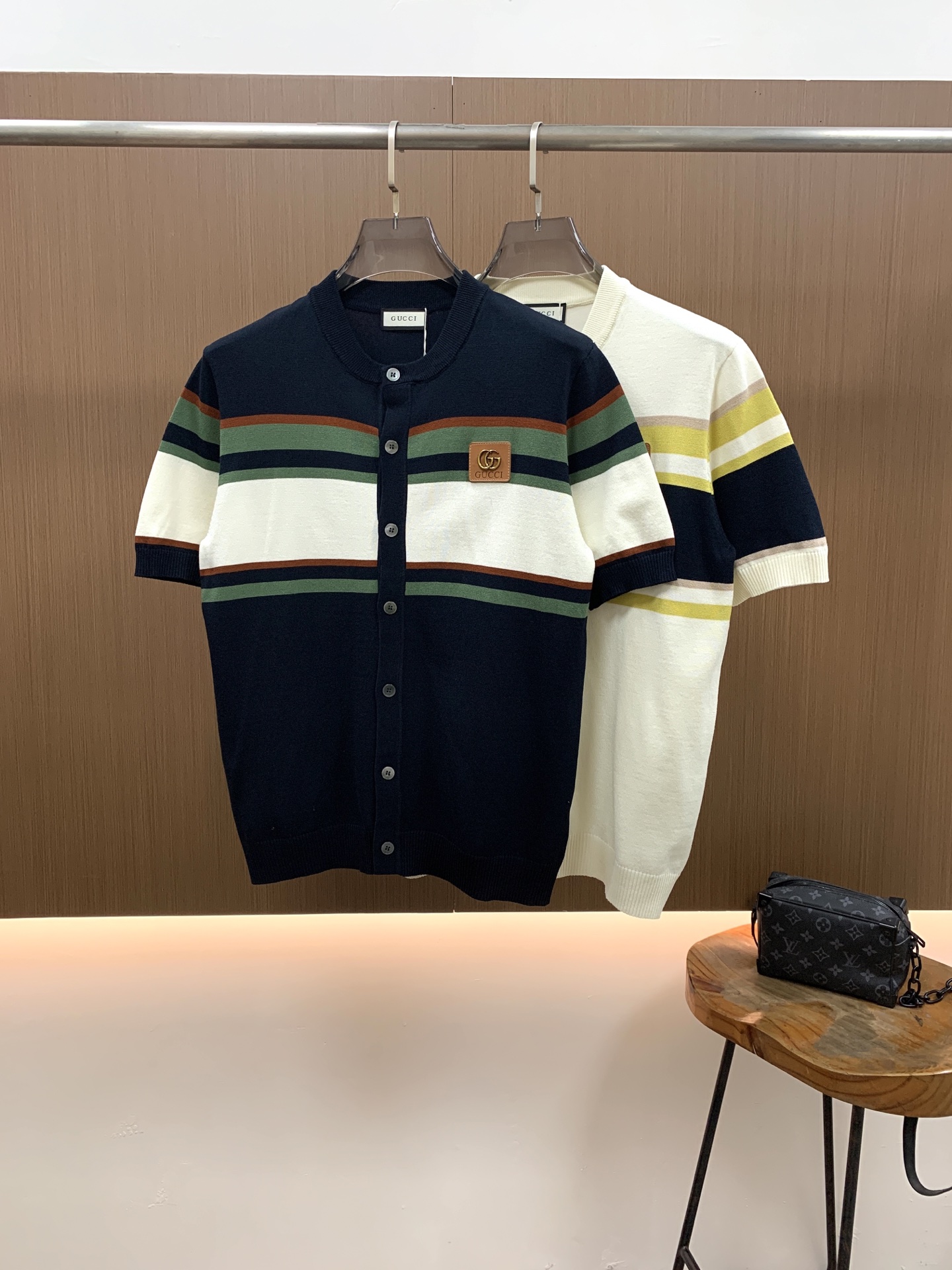 NO:834204,Gucci 2026 spring and summer new men's top knitted short-sleeved T-shirt, the brand's latest design elements!  It’s neither monotonous nor complicated, just the right amount to show off your taste!  Customized Yilite top original exclusive fabrics for customers!  Breathability, comfort and breathability are not a problem at all, and the unique luxury feel of the fabric presents a simple and elegant temperament!  The matching design has the brand’s unique style charm!  Standard cut design!  Every detail is in sync with high-end fashion. Sizes: M-3XL multi-color, gucci, T-shirt, tees, t-shirt,19860909古驰2026春夏新款男士顶级针织短袖T恤,品牌最新设计元素！既不单调也不复杂,恰到好处的展现品味！客供定制伊力特顶级原版专属面料！透气舒适透气根本不在话下,面料独具的高奢感呈现简约优雅气质！搭配设计极具品牌独特风格魅力！标准裁剪设计！每一处细节都是与高端时尚同步的体现.尺码:M-3XL 多色,,gucci,T-shirt,tees，t-shirt,,Men's clothing