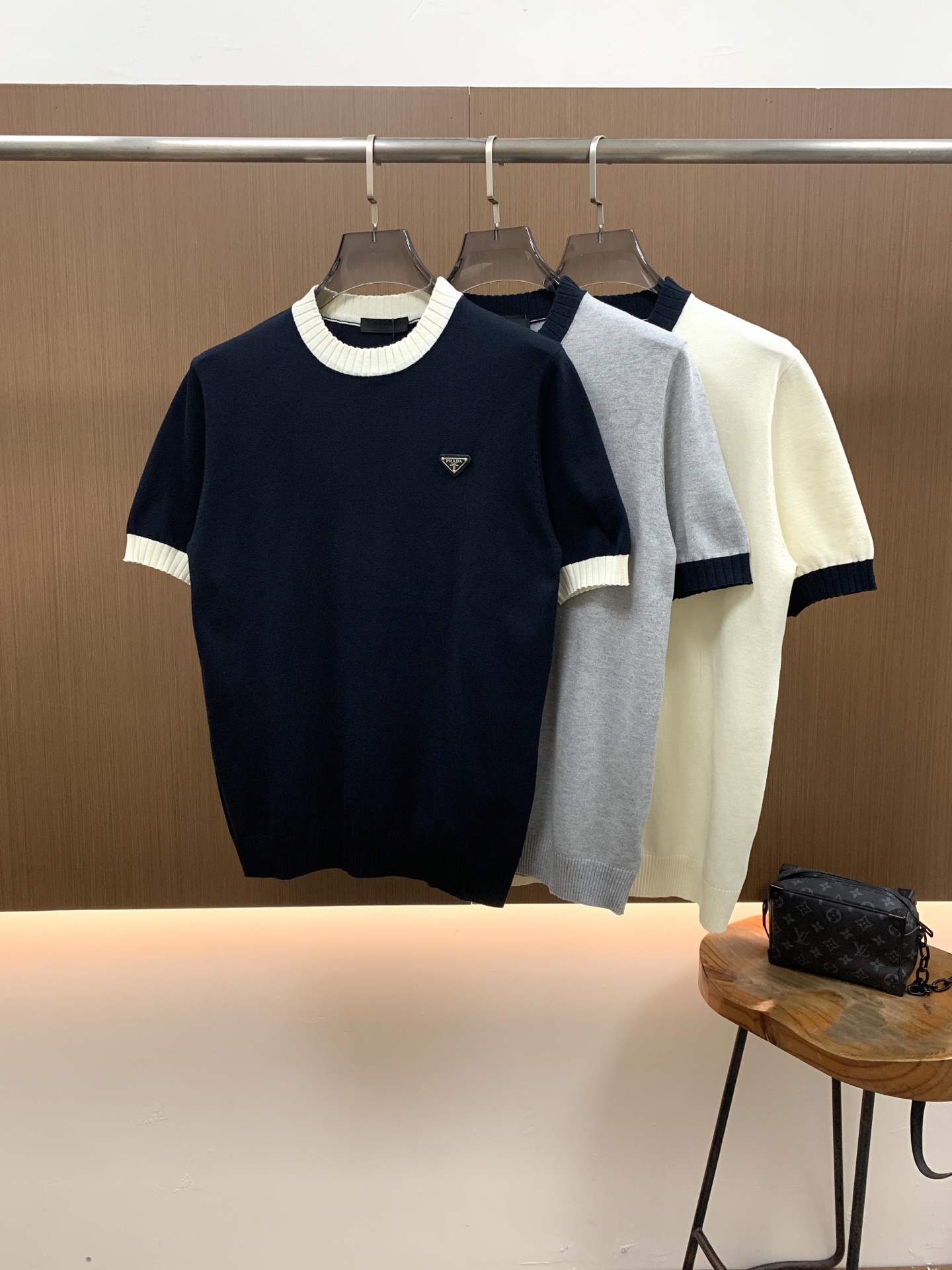 NO:834212,Prada 2026 spring and summer new men's top knitted short-sleeved T-shirt, the brand's latest design elements!  It’s neither monotonous nor complicated, just the right amount to show off your taste!  Customized Yilite top original exclusive fabrics for customers!  Breathability, comfort and breathability are not a problem at all, and the unique luxury feel of the fabric presents a simple and elegant temperament!  The matching design has the brand’s unique style charm!  Standard cut design!  Every detail is in sync with high-end fashion. Sizes: M-3XL multi-color, prada, T-shirt, tees, t-shirt,19860909普拉达2026春夏新款男士顶级针织短袖T恤,品牌最新设计元素！既不单调也不复杂,恰到好处的展现品味！客供定制伊力特顶级原版专属面料！透气舒适透气根本不在话下,面料独具的高奢感呈现简约优雅气质！搭配设计极具品牌独特风格魅力！标准裁剪设计！每一处细节都是与高端时尚同步的体现.尺码:M-3XL 多色,,prada,T-shirt,tees，t-shirt,,Men's clothing