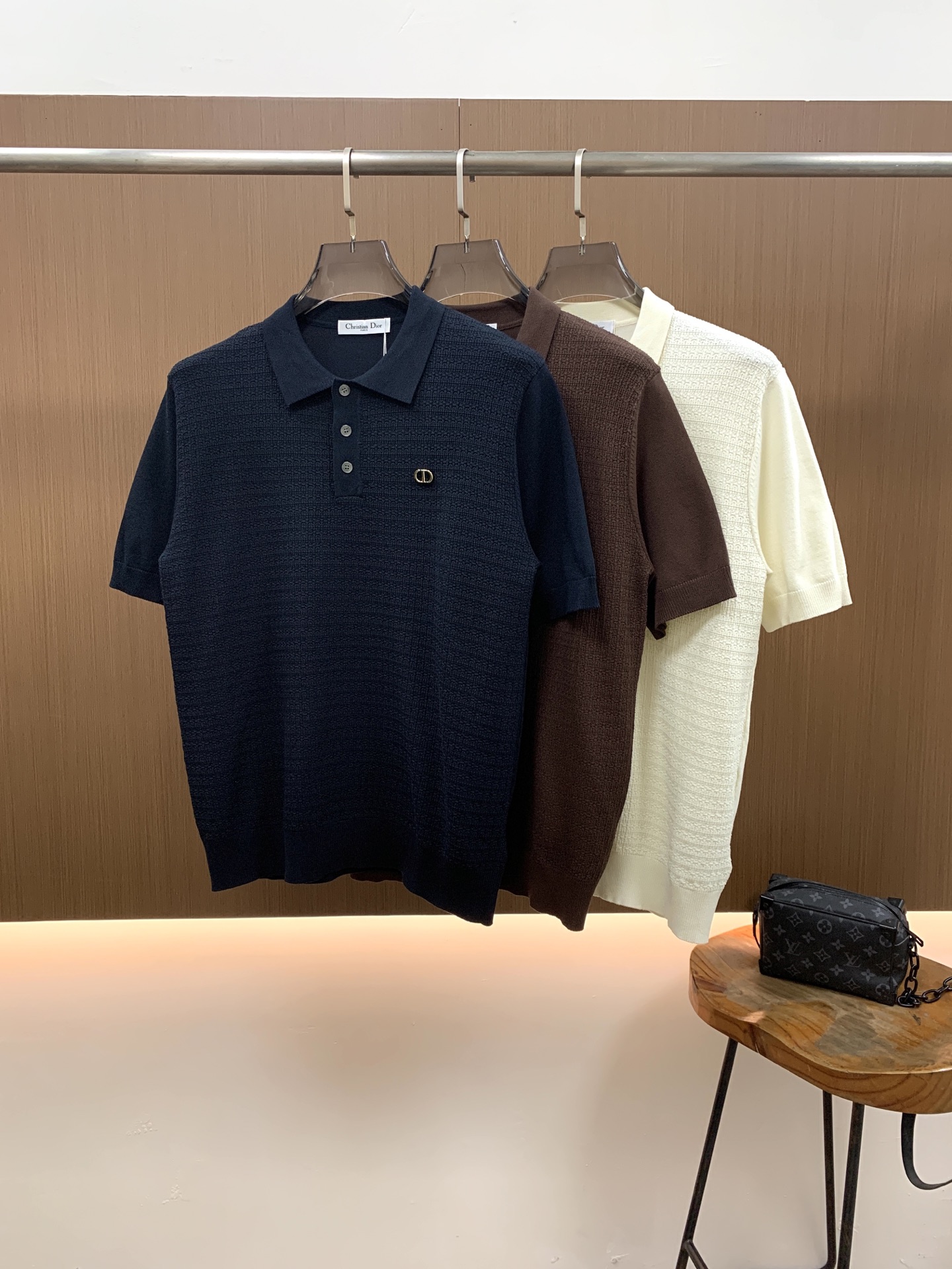 NO:834226,Dior's new 2026 spring and summer men's top knitted short-sleeved T-shirt, the brand's latest design elements!  It’s neither monotonous nor complicated, just the right amount to show off your taste!  Customized Yilite top original exclusive fabrics for customers!  Breathability, comfort and breathability are not a problem at all, and the unique luxury feel of the fabric presents a simple and elegant temperament!  The matching design has the brand’s unique style charm!  Standard cut design!  Every detail is in sync with high-end fashion. Sizes: M-3XL multi-color, dior, T-shirt, tees, t-shirt,19860909迪奥2026春夏新款男士顶级针织短袖T恤,品牌最新设计元素！既不单调也不复杂,恰到好处的展现品味！客供定制伊力特顶级原版专属面料！透气舒适透气根本不在话下,面料独具的高奢感呈现简约优雅气质！搭配设计极具品牌独特风格魅力！标准裁剪设计！每一处细节都是与高端时尚同步的体现.尺码:M-3XL 多色,,dior,T-shirt,tees，t-shirt,,Men's clothing