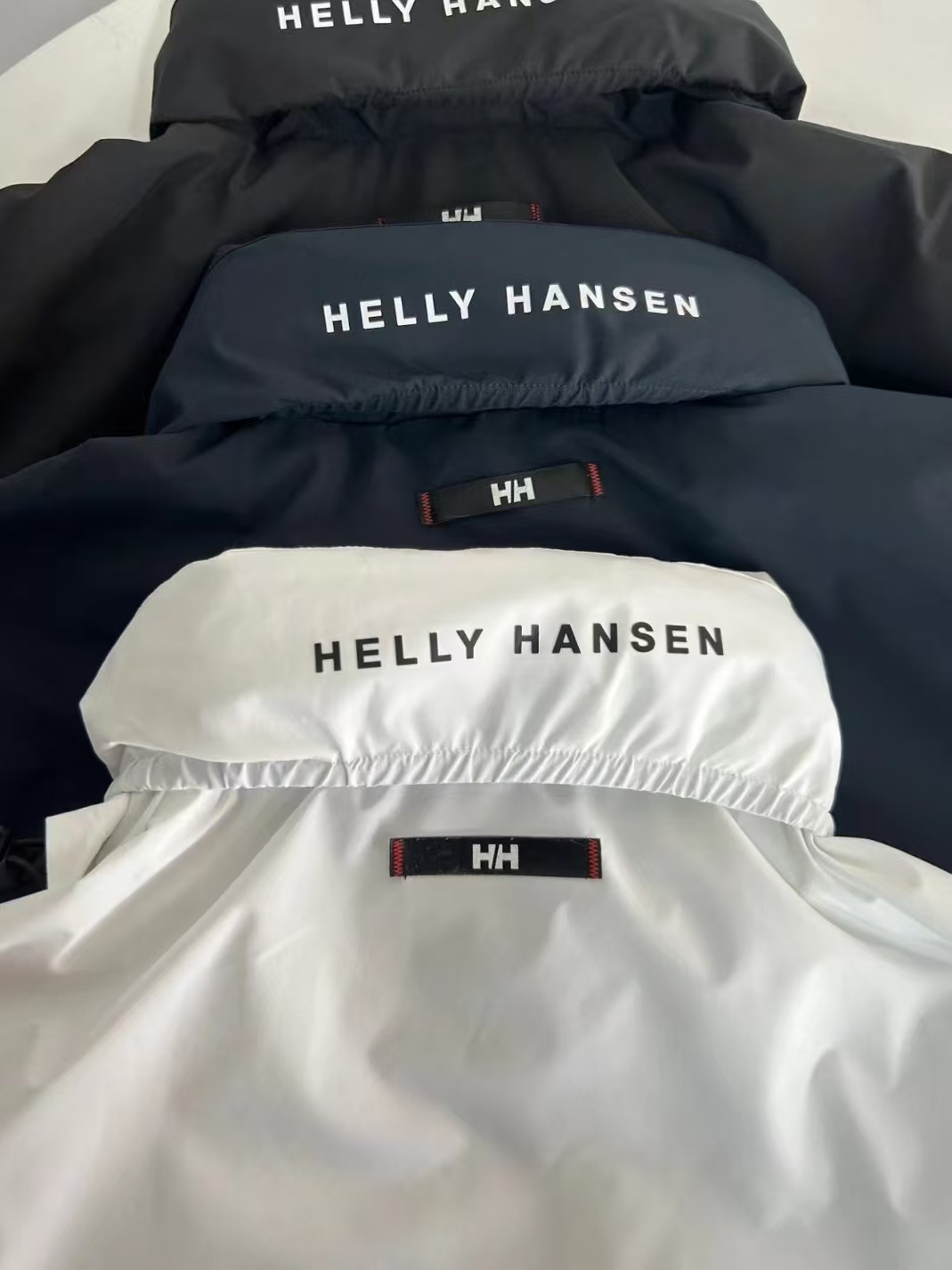 供货价:105💰『福建实体款』宝龙商城特别供应,高质量工艺细节拉满,原包装+原吊牌 🔥专柜质量 🔥  稳定货足 主推👉
【品牌】:  海丽汉森
【款号】:  HE4SCJK92M户单
【尺码】:  S-2XL 
【颜色】:  黑色，白色，深兰色，
【面料】:  50D贴膜，绣标，
即转即卖 ，做工精细无线头,休闲运动必备.市面最高品质！ 即转即卖.