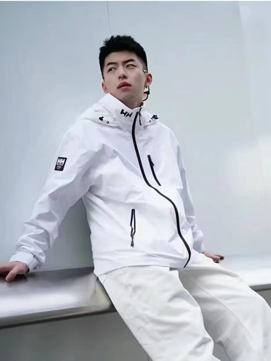 供货价:105💰『福建实体款』宝龙商城特别供应,高质量工艺细节拉满,原包装+原吊牌 🔥专柜质量 🔥  稳定货足 主推👉
【品牌】:  海丽汉森
【款号】:  HE4SCJK92M户单
【尺码】:  S-2XL 
【颜色】:  黑色，白色，深兰色，
【面料】:  50D贴膜，绣标，
即转即卖 ，做工精细无线头,休闲运动必备.市面最高品质！ 即转即卖.