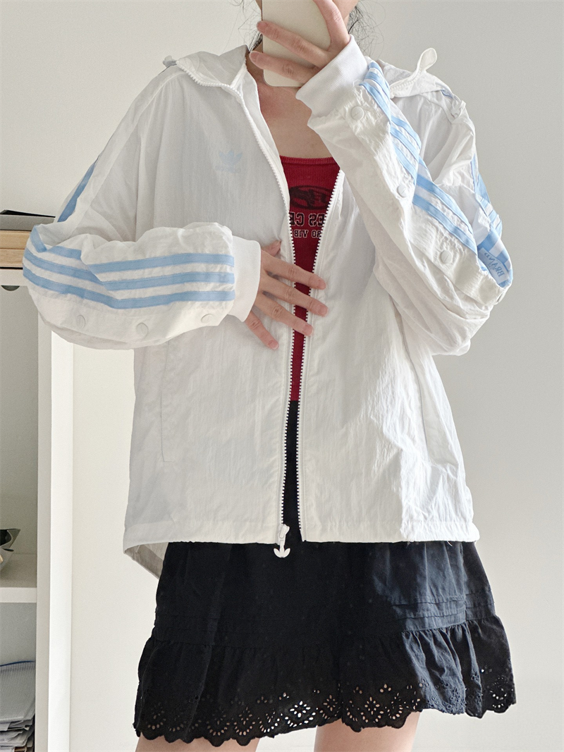 供货价:120💰『顶尖威海款』细节各方面全部拉满,代工级工艺,闭眼入系列,原包装➕原吊牌 👉主推 专柜质量 🔥稳定货足🔥
【品牌】: 三叶草
【款号】: JI7481皮薄
【尺码】: S-2XL
【颜色】: 黑色,白色,浅兰色,
【面料】: 40D尼龙皱,绣标,
即转即卖 ,做工精细无线头,休闲运动必备.市面最高品质! 即转即卖.