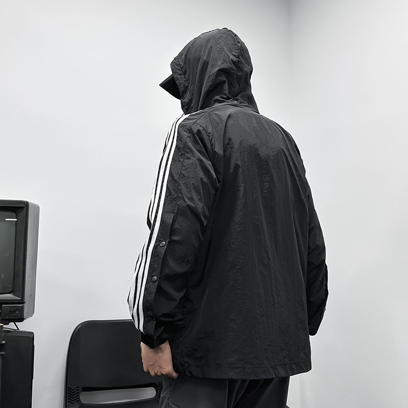 供货价:120💰『顶尖威海款』细节各方面全部拉满,代工级工艺,闭眼入系列,原包装➕原吊牌 👉主推 专柜质量 🔥稳定货足🔥
【品牌】: 三叶草
【款号】: JI7481皮薄
【尺码】: S-2XL
【颜色】: 黑色,白色,浅兰色,
【面料】: 40D尼龙皱,绣标,
即转即卖 ,做工精细无线头,休闲运动必备.市面最高品质! 即转即卖.