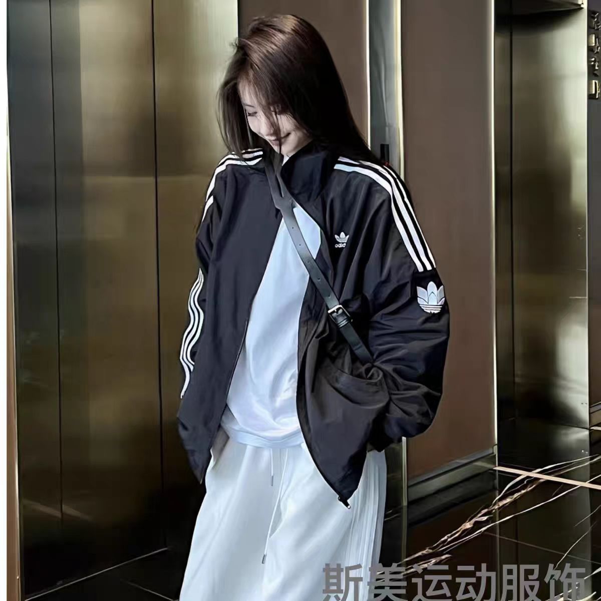 【莆田品质篇】售价:75💰莆田物流品质♻️实物拍摄如图所示不断货版本,原标吊牌
【品牌】: 三叶草
【款号】: JI7535皮薄
【尺码】: M-3XL
【颜色】: 黑色，白色
【面料】: 40D尼龙皱，绣标
即转即卖 ，做工精细无线头,休闲运动必备.市面最高品质！ 即转即卖.