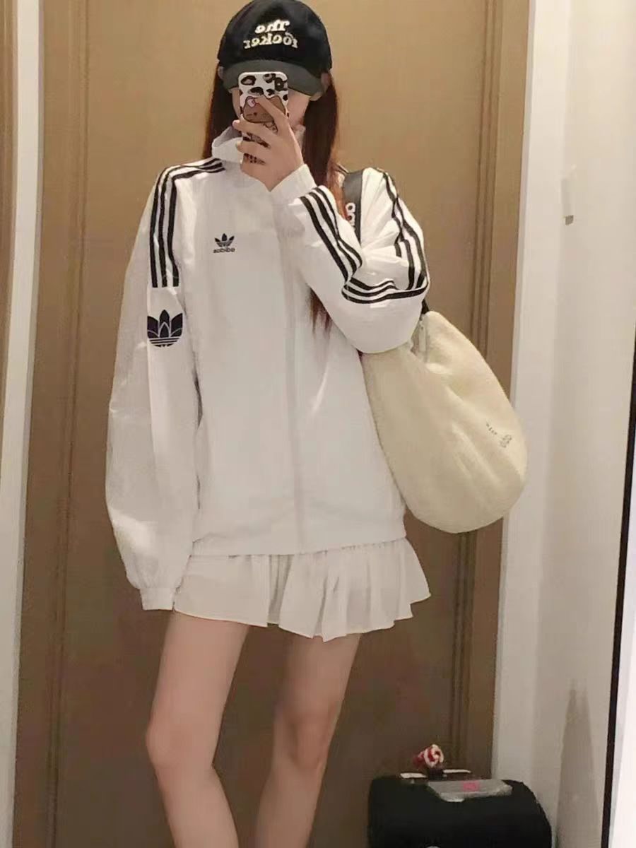 【莆田品质篇】售价:75💰莆田物流品质♻️实物拍摄如图所示不断货版本,原标吊牌
【品牌】: 三叶草
【款号】: JI7535皮薄
【尺码】: M-3XL
【颜色】: 黑色，白色
【面料】: 40D尼龙皱，绣标
即转即卖 ，做工精细无线头,休闲运动必备.市面最高品质！ 即转即卖.