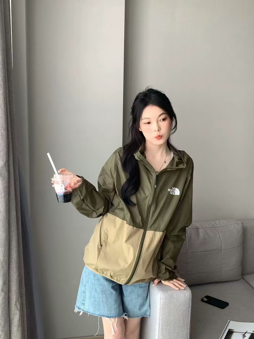 【莆田品质篇】售价:75💰莆田物流品质♻️实物拍摄如图所示不断货版本,原标吊牌
【品牌】: 北面
【款号】: XM-8337皮薄
【尺码】: S-3XL
【颜色】: 兰色，军绿色，
【面料】: 聚酯纤维，
即转即卖 ，做工精细无线头,休闲运动必备.市面最高品质！ 即转即卖.