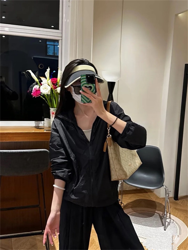【莆田品质篇】售价:75💰莆田物流品质♻️实物拍摄如图所示不断货版本,原标吊牌
【品牌】: 北面
【款号】: CD-NJ3L01C皮薄
【尺码】: M-3XL
【颜色】: 黑色， 棕色，白灰色，
【面料】: 尼龙皱40D ，印花
即转即卖 ，做工精细无线头,休闲运动必备.市面最高品质！ 即转即卖.