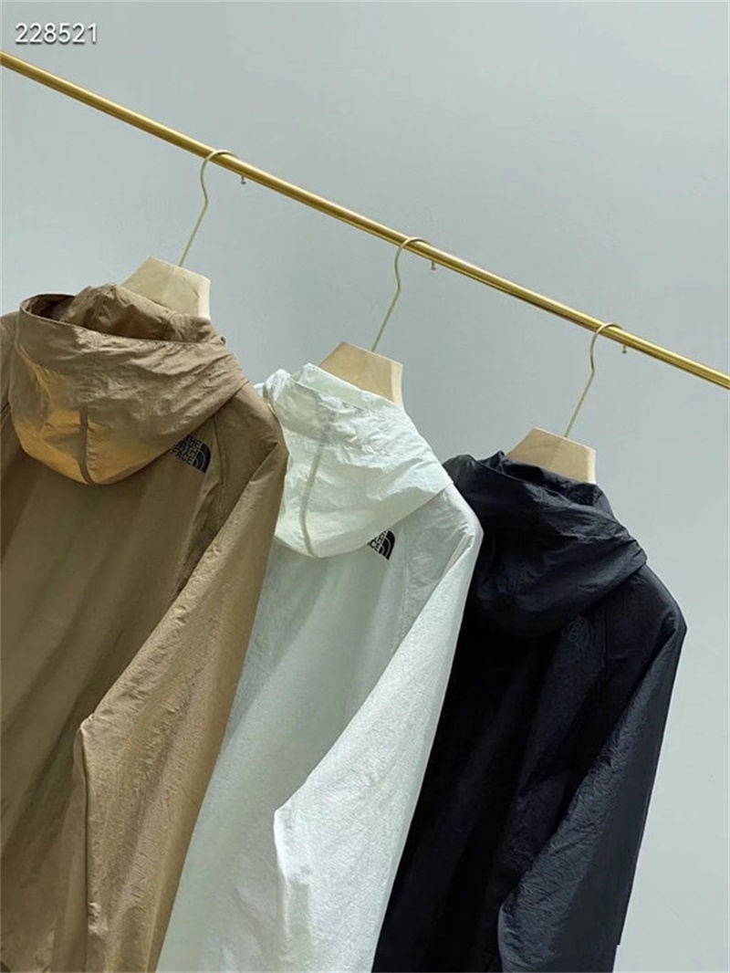 【莆田品质篇】售价:75💰莆田物流品质♻️实物拍摄如图所示不断货版本,原标吊牌
【品牌】: 北面
【款号】: CD-NJ3L01C皮薄
【尺码】: M-3XL
【颜色】: 黑色， 棕色，白灰色，
【面料】: 尼龙皱40D ，印花
即转即卖 ，做工精细无线头,休闲运动必备.市面最高品质！ 即转即卖.