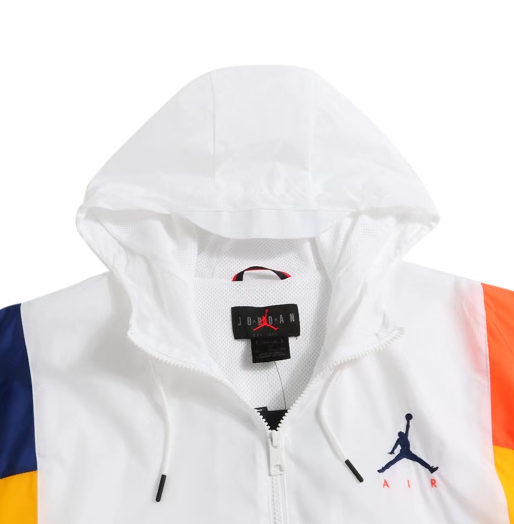 供货价:80💰『泉州贸易货』精选市场爆品,深秋必入款,原包装+原吊牌 🔥🔥专柜质量  🔥稳定货足 主推👉
【品牌】: 乔丹
【款号】: CV2241-100风薄
【尺码】: S-2XL
【颜色】: 黑色，白色，
【面料】:塔丝隆，绣标，
即转即卖 ，做工精细无线头,休闲运动必备.市面最高品质！即转即卖.