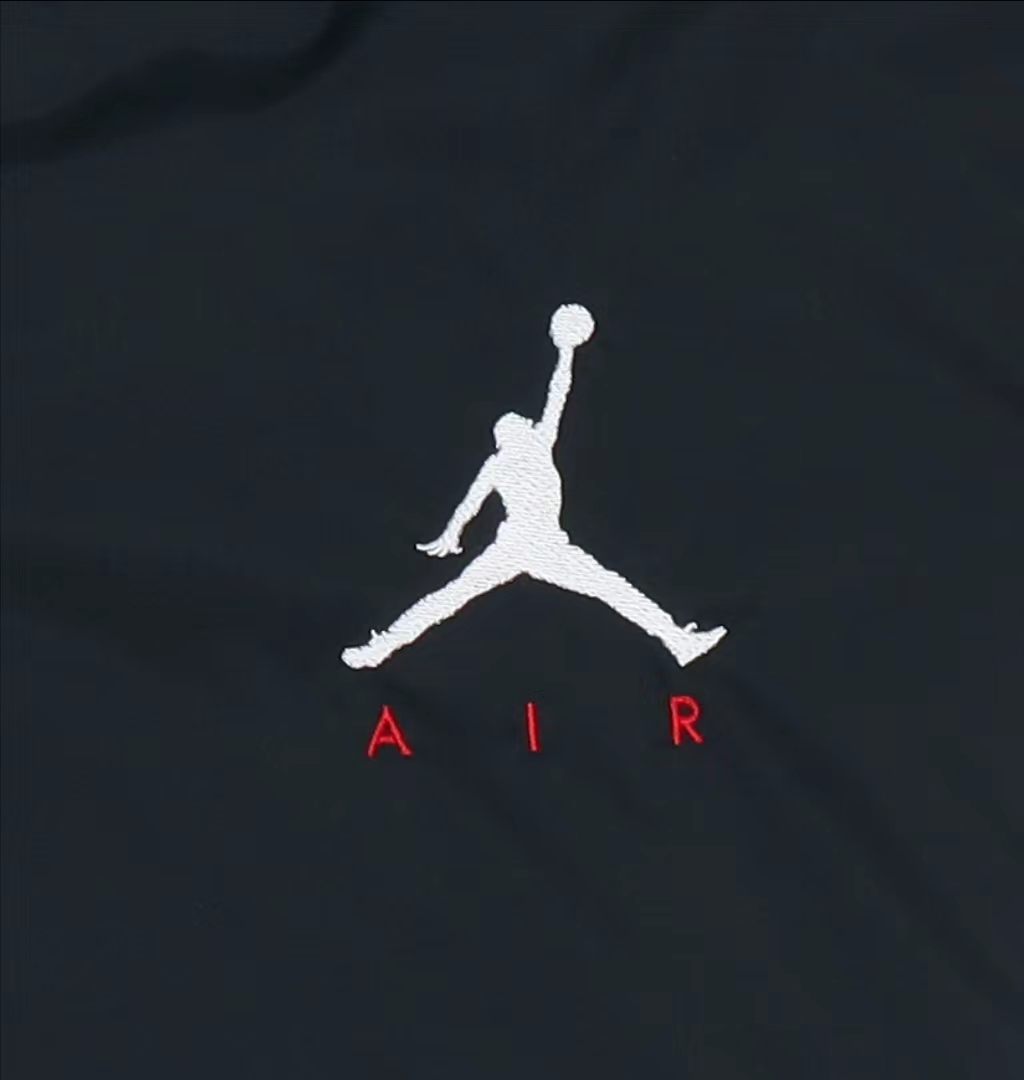 供货价:80💰『泉州贸易货』精选市场爆品,深秋必入款,原包装+原吊牌 🔥🔥专柜质量  🔥稳定货足 主推👉
【品牌】: 乔丹
【款号】: CV2241-100风薄
【尺码】: S-2XL
【颜色】: 黑色，白色，
【面料】:塔丝隆，绣标，
即转即卖 ，做工精细无线头,休闲运动必备.市面最高品质！即转即卖.