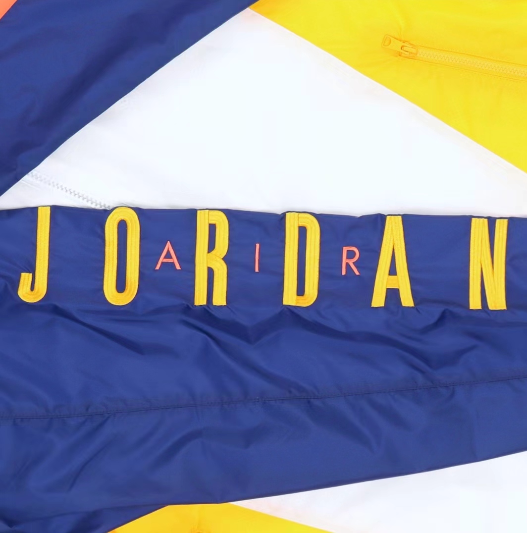 供货价:80💰『泉州贸易货』精选市场爆品,深秋必入款,原包装+原吊牌 🔥🔥专柜质量  🔥稳定货足 主推👉
【品牌】: 乔丹
【款号】: CV2241-100风薄
【尺码】: S-2XL
【颜色】: 黑色，白色，
【面料】:塔丝隆，绣标，
即转即卖 ，做工精细无线头,休闲运动必备.市面最高品质！即转即卖.