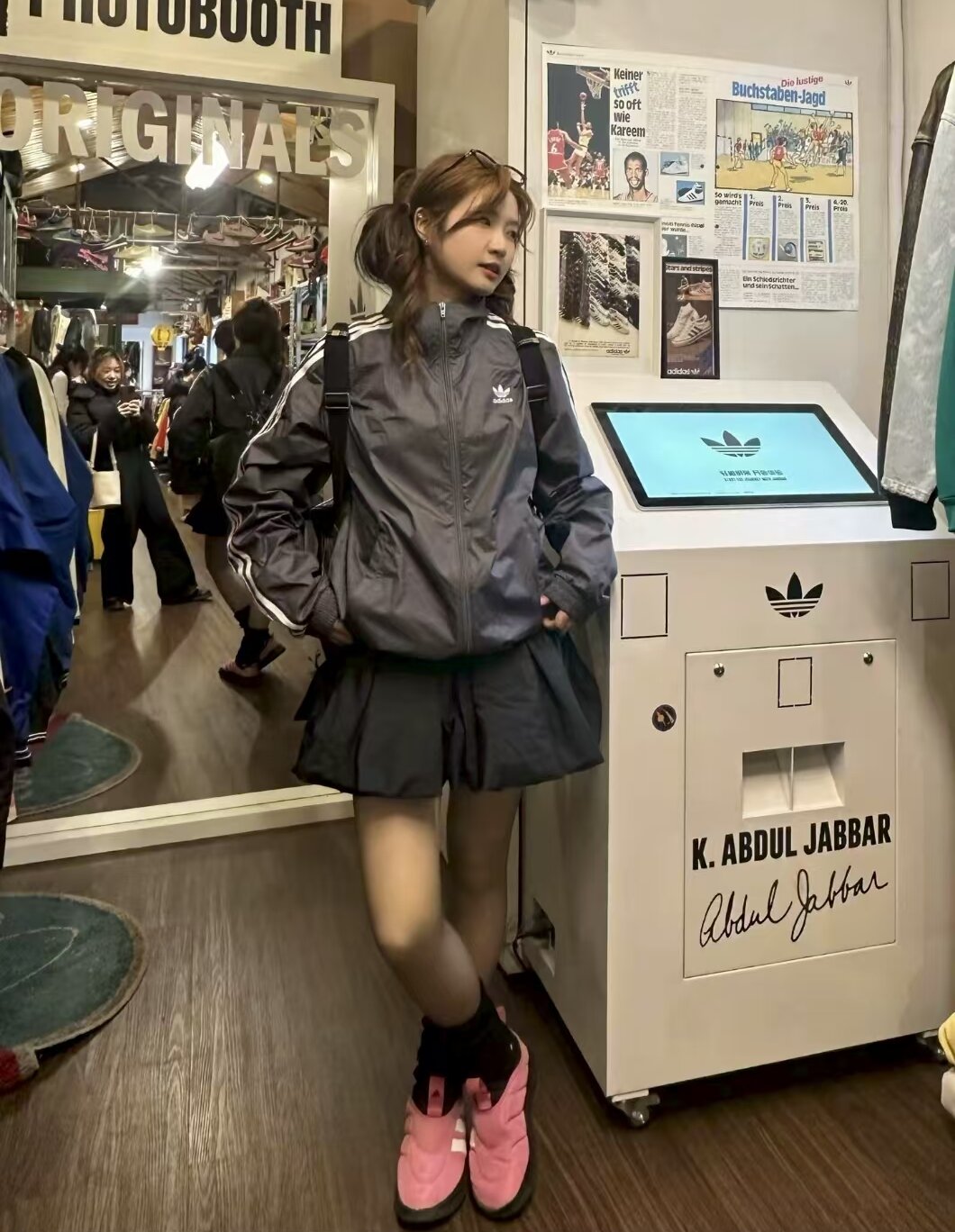 「迎秋开学季」售价:70💰莆田物流版❇️国际时装周特别限定,原标吊牌,
【品牌】: 三叶草
【款号】: JI-7534风薄
【尺码】: S-2XL
【颜色】: 黑色，兰色，绿色，白色，灰色，
【面料】: 塔丝隆 ，绣标
专柜同款上市，本季主打，货源充足，放心主推，高端品质，即转即卖.