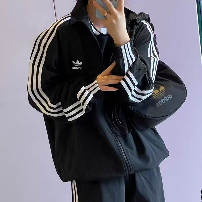 同图不同版，冲🐮货，随意对比 「韩国订单篇」售价:179💰好物推荐版☯️外企文化订单高端货,三标齐全
【品牌】: 三叶草
【款号】: YF-2466风薄
【尺码】: S-2XL
【颜色】: 黑色，藏青色，紫色，
【面料】: 绣标
即转即卖 ，做工精细无线头,休闲运动必备.市面最高品质！ 即转即卖.