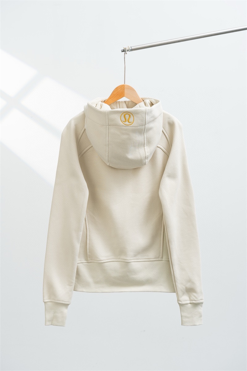 💰150
lululemon露露乐蒙 Scuba 系列 纯色休闲开衫柔软保暖全拉链长袖连帽外套卫衣 女款

专柜版本！原版开发露露Lululemon美式复古连帽运动修身开衫外套 设计理念
Scuba 女士拉链连帽衫
1.拥抱柔软;这款经典的连帽衫采用拉绒面料，适合与 Scuba 运动裤搭配
2.柔软的棉混纺拉绒面料，亲肤透湿，轻盈保暖
3.两侧和手臂下方采用罗纹拼接结构，更添灵活
4.前侧口袋，内置媒体设备袋，耳机线孔
5.拇指洞设计防止袖子上滑，为双手保暖
6.拉链头带弹力绳圈，可做备用发圈使用
7.经典剪裁，长度及臀

（加厚面料 口袋包内里 随意对比）
防缩水工艺，手感舒A9990排适柔软，弹力很好，上身效果贼好！
立体收腰显身材，时尚版型显瘦！舒适领口设计，时髦文艺，修饰脸型~大容量口袋，出行方便！
面料83.6%棉、16.4%聚酯纤维，银离子3A级别抗菌除臭
这款剪裁超讲究全身都有立体的螺纹拼接，高领，连帽，还有连肩袖，拼接版型很正！而且整体宽松，很nice属于细节到位，颜色到位！！这种拉链外套很少因为造价太高啦！上身就是真的不挑人的存在！！
专柜款，有领标有吊牌，吊牌售价属于基础搭配谁穿都好看！

【品牌】:  露露乐蒙
【款号】:  WJ-8811卫绒
【尺码】:  S-XL
【颜色】:  黑色，兰色，灰色，米白色，
【面料】:  纯棉，绣标

