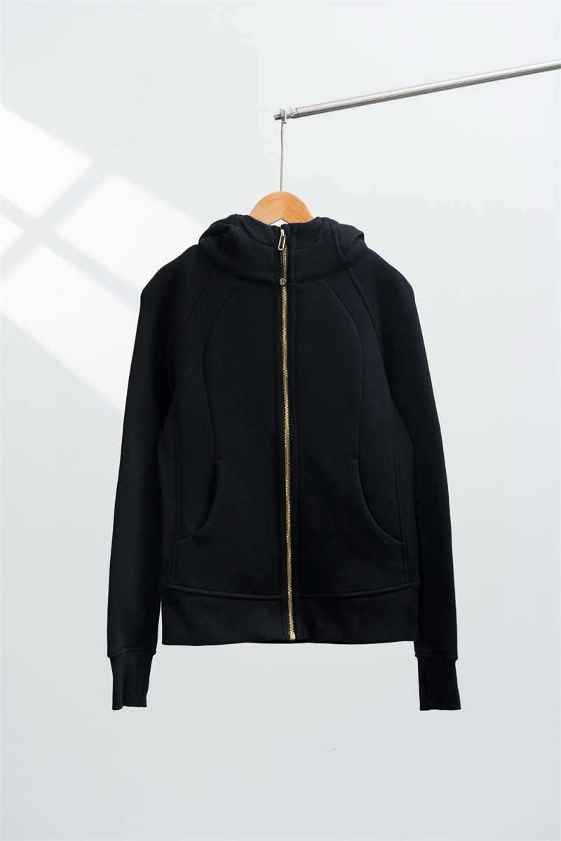 💰150
lululemon露露乐蒙 Scuba 系列 纯色休闲开衫柔软保暖全拉链长袖连帽外套卫衣 女款

专柜版本！原版开发露露Lululemon美式复古连帽运动修身开衫外套 设计理念
Scuba 女士拉链连帽衫
1.拥抱柔软;这款经典的连帽衫采用拉绒面料，适合与 Scuba 运动裤搭配
2.柔软的棉混纺拉绒面料，亲肤透湿，轻盈保暖
3.两侧和手臂下方采用罗纹拼接结构，更添灵活
4.前侧口袋，内置媒体设备袋，耳机线孔
5.拇指洞设计防止袖子上滑，为双手保暖
6.拉链头带弹力绳圈，可做备用发圈使用
7.经典剪裁，长度及臀

（加厚面料 口袋包内里 随意对比）
防缩水工艺，手感舒A9990排适柔软，弹力很好，上身效果贼好！
立体收腰显身材，时尚版型显瘦！舒适领口设计，时髦文艺，修饰脸型~大容量口袋，出行方便！
面料83.6%棉、16.4%聚酯纤维，银离子3A级别抗菌除臭
这款剪裁超讲究全身都有立体的螺纹拼接，高领，连帽，还有连肩袖，拼接版型很正！而且整体宽松，很nice属于细节到位，颜色到位！！这种拉链外套很少因为造价太高啦！上身就是真的不挑人的存在！！
专柜款，有领标有吊牌，吊牌售价属于基础搭配谁穿都好看！

【品牌】:  露露乐蒙
【款号】:  WJ-8811卫绒
【尺码】:  S-XL
【颜色】:  黑色，兰色，灰色，米白色，
【面料】:  纯棉，绣标

