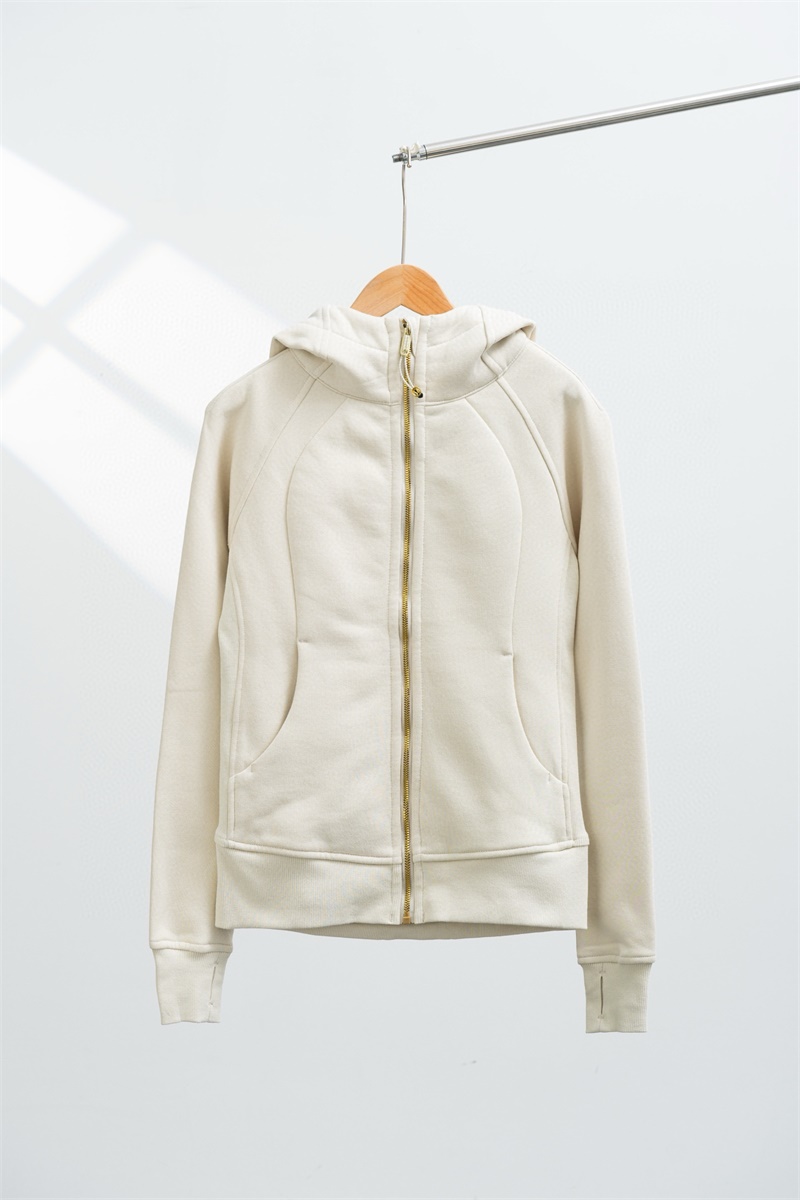 💰150
lululemon露露乐蒙 Scuba 系列 纯色休闲开衫柔软保暖全拉链长袖连帽外套卫衣 女款

专柜版本！原版开发露露Lululemon美式复古连帽运动修身开衫外套 设计理念
Scuba 女士拉链连帽衫
1.拥抱柔软;这款经典的连帽衫采用拉绒面料，适合与 Scuba 运动裤搭配
2.柔软的棉混纺拉绒面料，亲肤透湿，轻盈保暖
3.两侧和手臂下方采用罗纹拼接结构，更添灵活
4.前侧口袋，内置媒体设备袋，耳机线孔
5.拇指洞设计防止袖子上滑，为双手保暖
6.拉链头带弹力绳圈，可做备用发圈使用
7.经典剪裁，长度及臀

（加厚面料 口袋包内里 随意对比）
防缩水工艺，手感舒A9990排适柔软，弹力很好，上身效果贼好！
立体收腰显身材，时尚版型显瘦！舒适领口设计，时髦文艺，修饰脸型~大容量口袋，出行方便！
面料83.6%棉、16.4%聚酯纤维，银离子3A级别抗菌除臭
这款剪裁超讲究全身都有立体的螺纹拼接，高领，连帽，还有连肩袖，拼接版型很正！而且整体宽松，很nice属于细节到位，颜色到位！！这种拉链外套很少因为造价太高啦！上身就是真的不挑人的存在！！
专柜款，有领标有吊牌，吊牌售价属于基础搭配谁穿都好看！

【品牌】:  露露乐蒙
【款号】:  WJ-8811卫绒
【尺码】:  S-XL
【颜色】:  黑色，兰色，灰色，米白色，
【面料】:  纯棉，绣标
