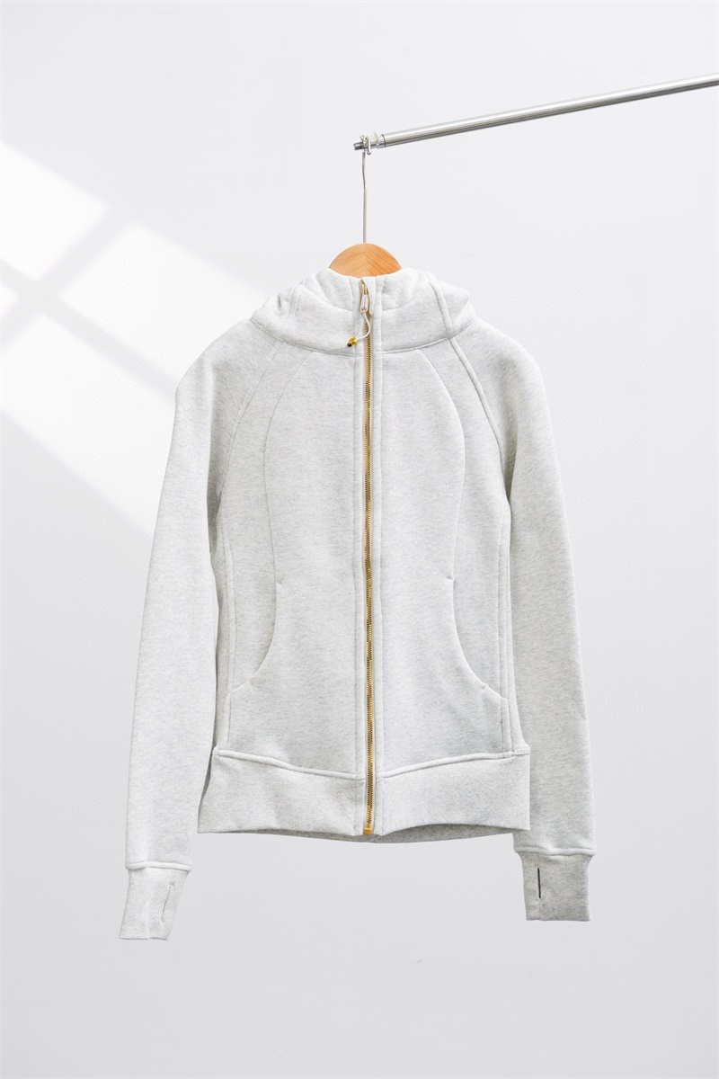 💰150
lululemon露露乐蒙 Scuba 系列 纯色休闲开衫柔软保暖全拉链长袖连帽外套卫衣 女款

专柜版本！原版开发露露Lululemon美式复古连帽运动修身开衫外套 设计理念
Scuba 女士拉链连帽衫
1.拥抱柔软;这款经典的连帽衫采用拉绒面料，适合与 Scuba 运动裤搭配
2.柔软的棉混纺拉绒面料，亲肤透湿，轻盈保暖
3.两侧和手臂下方采用罗纹拼接结构，更添灵活
4.前侧口袋，内置媒体设备袋，耳机线孔
5.拇指洞设计防止袖子上滑，为双手保暖
6.拉链头带弹力绳圈，可做备用发圈使用
7.经典剪裁，长度及臀

（加厚面料 口袋包内里 随意对比）
防缩水工艺，手感舒A9990排适柔软，弹力很好，上身效果贼好！
立体收腰显身材，时尚版型显瘦！舒适领口设计，时髦文艺，修饰脸型~大容量口袋，出行方便！
面料83.6%棉、16.4%聚酯纤维，银离子3A级别抗菌除臭
这款剪裁超讲究全身都有立体的螺纹拼接，高领，连帽，还有连肩袖，拼接版型很正！而且整体宽松，很nice属于细节到位，颜色到位！！这种拉链外套很少因为造价太高啦！上身就是真的不挑人的存在！！
专柜款，有领标有吊牌，吊牌售价属于基础搭配谁穿都好看！

【品牌】:  露露乐蒙
【款号】:  WJ-8811卫绒
【尺码】:  S-XL
【颜色】:  黑色，兰色，灰色，米白色，
【面料】:  纯棉，绣标
