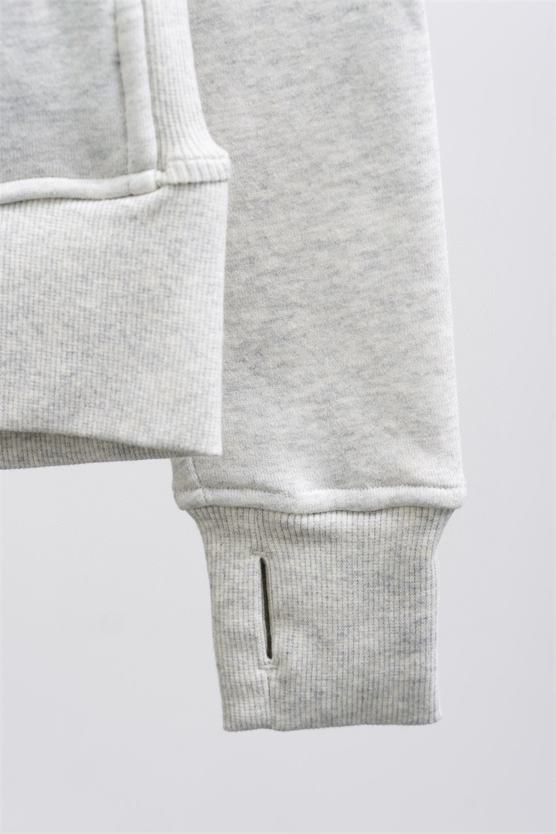 💰150
lululemon露露乐蒙 Scuba 系列 纯色休闲开衫柔软保暖全拉链长袖连帽外套卫衣 女款

专柜版本！原版开发露露Lululemon美式复古连帽运动修身开衫外套 设计理念
Scuba 女士拉链连帽衫
1.拥抱柔软;这款经典的连帽衫采用拉绒面料，适合与 Scuba 运动裤搭配
2.柔软的棉混纺拉绒面料，亲肤透湿，轻盈保暖
3.两侧和手臂下方采用罗纹拼接结构，更添灵活
4.前侧口袋，内置媒体设备袋，耳机线孔
5.拇指洞设计防止袖子上滑，为双手保暖
6.拉链头带弹力绳圈，可做备用发圈使用
7.经典剪裁，长度及臀

（加厚面料 口袋包内里 随意对比）
防缩水工艺，手感舒A9990排适柔软，弹力很好，上身效果贼好！
立体收腰显身材，时尚版型显瘦！舒适领口设计，时髦文艺，修饰脸型~大容量口袋，出行方便！
面料83.6%棉、16.4%聚酯纤维，银离子3A级别抗菌除臭
这款剪裁超讲究全身都有立体的螺纹拼接，高领，连帽，还有连肩袖，拼接版型很正！而且整体宽松，很nice属于细节到位，颜色到位！！这种拉链外套很少因为造价太高啦！上身就是真的不挑人的存在！！
专柜款，有领标有吊牌，吊牌售价属于基础搭配谁穿都好看！

【品牌】:  露露乐蒙
【款号】:  WJ-8811卫绒
【尺码】:  S-XL
【颜色】:  黑色，兰色，灰色，米白色，
【面料】:  纯棉，绣标
