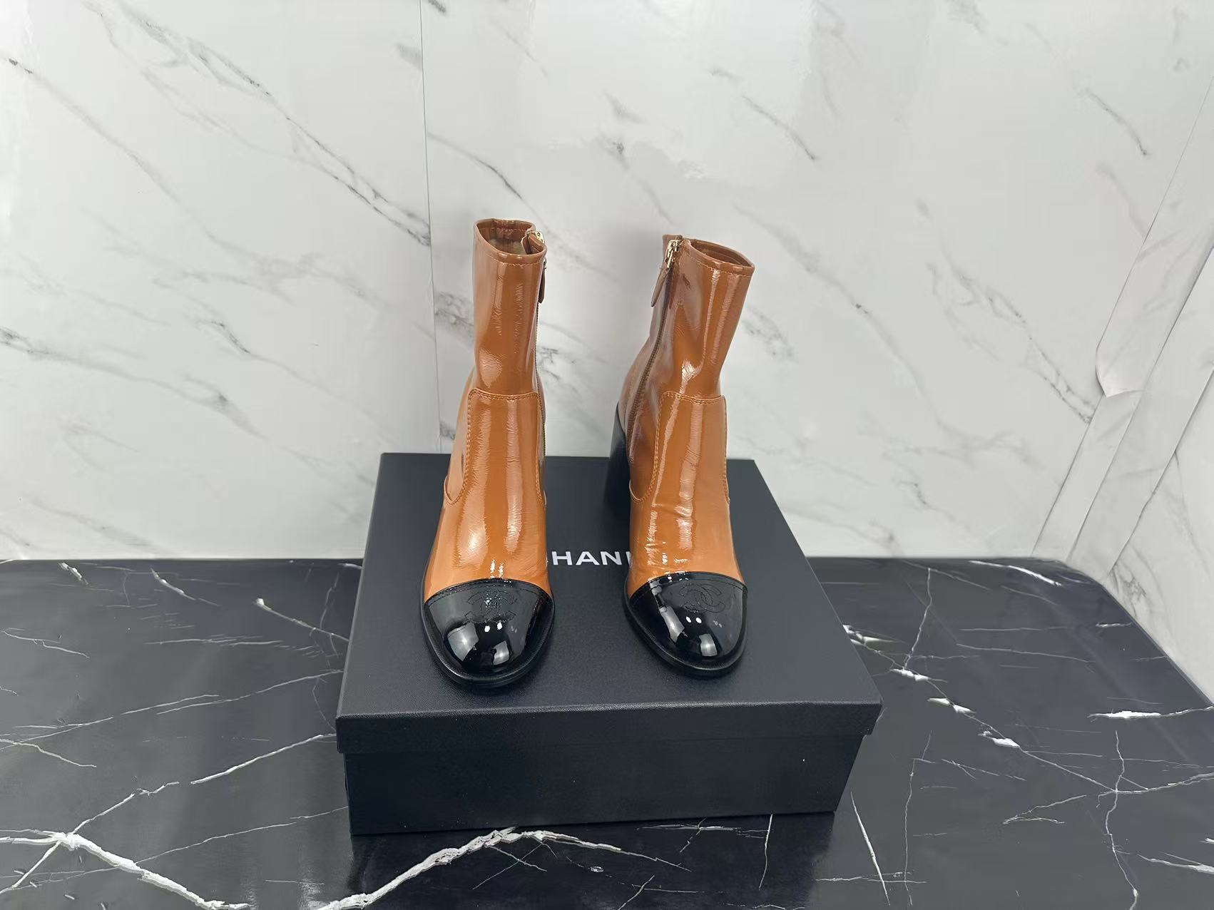 NO:577552,Boots Short boots CHANE*｜Xiaoxiang 25A new pointed-toe double C color-blocking wedge boots. When the classic double-C logo and the pioneering color-blocking design passionately collide, they add a strong touch to the fashion map and instantly become the new favorite of fashionistas on the street. This pair of short boots has attracted attention with its unique color-blocking design as soon as it debuted. The pointed-toe design is the finishing touch, and the neat lines extend upward, cleverly visually elongating the proportion of the legs.  Even a petite star can have the same long legs as a supermodel. Whether paired with smart suit pants or a playful short skirt, it can be perfectly matched to unlock a variety of fashion styles. The iconic double C electric embroidery on the toe is shining brightly. It is not only a symbol of the brand's identity, but also a reflection of exquisite details. The wedge design of the right height is another highlight. It not only retains the advantages of high heels to enhance temperament and elongate the figure, but also greatly increases the wearing comfort, and there is no pressure when walking for a long time. Whether you are busy commuting or catching the subway.  Whether you are shopping on weekends, you can easily control it so that you can take every step with confidence. The fabric is made of original customized leather. The inner pads are all lambskin. Italian imported genuine leather outsole, size 35-39 (customized 40/41), boots, chanel, boots, high heels, skirts, business suit, sheepskin, Leather soles19860909长靴 短靴 CHANE*｜小香25A新品尖头双C拼色坡跟长靴 当经典的双C标志与先锋的拼色设计激情碰撞 为的时尚版图添上浓墨重彩的一笔 瞬间成为街头巷尾时髦精们的出街新宠. 这双短靴一亮相 就凭借独特的拼色设计赚足眼球. 尖头设计堪称点睛之笔 利落的线条向上延伸 巧妙在视觉上拉长腿部比例 即使是小个子星人也能拥有超模同款大长腿 无论搭配干练西装裤 还是俏皮短裙 都能完美适配解锁多样时尚风格. 鞋头的标志性的双C电绣熠熠生辉 不仅是品牌身份的象征 更是精致细节的体现 恰到好处高度的坡跟设计是另一大亮点. 既保留高跟鞋提升气质、拉长身形的优势 又大大增加穿着舒适度 长时间行走也毫无压力. 无论是忙碌通勤赶地铁 还是周末惬意逛街 都能轻松驾驭让你自信迈出每一步. 面料采用原版定制皮料 内里垫脚均为小羊皮 意大利进口真皮大底 size35-39（40/41定制）,靴子,chanel,boots,high heels,skirts,business suit,sheepskin,Leather soles,Women's Shoes