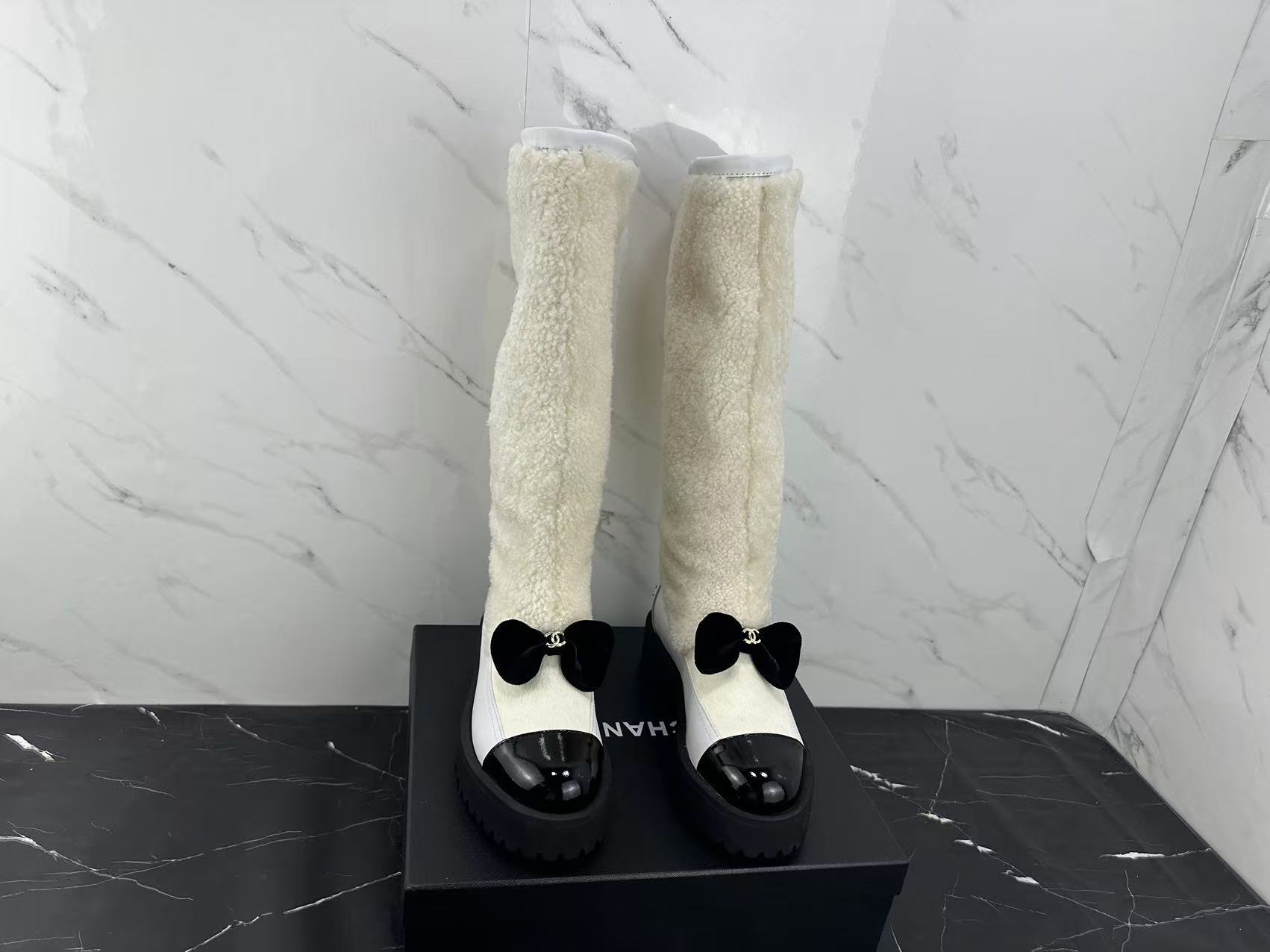 NO:577546,Purchasing agent Chanel Xiaoxiang 25K new autumn and winter products, bow-knot snow boots and wool short boots. These are simply a 'small heater' for walking in winter. I heard that this year is a cold winter, so you must prepare a cold-proof weapon~ It is made of imported Australian wool, which is very warm and comfortable. It is also very tolerant to the feet!  The entire last is very delicate and not bloated at all. The upper is made of imported patent leather + wool. The rubber sole is foamed and is non-slip and wear-resistant~ Size 35-41 (40 41 custom-made, non-refundable) Price Short boots Long boots, boots, chanel, boots19860909代购级 Chanel 小香25K秋冬新品 系蝴蝶结雪地靴羊毛短靴 这款简直就是冬日行走的“小暖炉” 听说今年是冷冬 御寒神器一定要备好呀～ 选用进口澳洲羊毛 很暖和很舒服 对脚的包容度也超好哒！ 整个楦头非常秀气一点都不臃肿  鞋面采用进口漆皮＋羊毛 鞋底橡胶发泡巨防滑又耐磨哦～ Size35-41（40 41 订做不退换） 价格短靴  长靴,靴子,chanel,boots,Women's Shoes