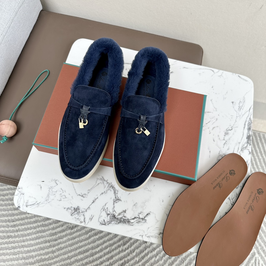 NO:668142,High version Mid-range version Purchasing grade!! Top high-end products on the market!! Top quality (the treatment is the same at counters!! Comes with a cedar wood pendant ball, very fragrant and smells) Craftsmanship! Give you a genuine foot feel! Loro is the first choice for high-end customers to purchase on behalf of customers  The brand Piana is an Italian treasure brand, the only one that can match Hermès. It has almost no advertising and is low-key and luxurious. These loafers are very high-end and extremely comfortable. They are also the shoes that domestic and foreign Internet celebrity bloggers can't put down. Of course, the comfort comes from the quality. Both the materials and workmanship are impeccable. Women's size, the fabric is imported top-grade fetal cow velvet, very delicate and skin-friendly. The interior is imported nutria fur, paired with a pair of benzene-dyed cowhide for feet.  Wear-resistant rubber outsole Wear-resistant rubber outsole leather is soft, delicate and skin-friendly, no running-in period is required on the foot, the upper is very stylish and full. The tree paste cowhide midsole is soft and breathable. The milk-colored outsole is bend-resistant and translucent rubber mold outsole is also very soft and has a light fragrance. It is easy to put on and take off, and you will not want to take it off when you put it on. Size 35-3940 41 can be customized and non-returnable. Loaf fur shoes, hermes, loro  piana,loafers,cowhide19860909高版本 中端版 代购级!!市面顶级高品!!顶级品质(专柜待遇一样!!配送雪松木挂件球一枚,很香很好闻) 匠心制作!带给您正品级脚感!供高端客户代购首选 Loro piana这个牌子是意大利宝藏品牌,唯一能和爱马仕匹配,几乎不打广告,低调奢华,这款乐福鞋非常高级又舒适到爆,也让国内外网红博主爱不释手、欲罢不能的鞋子,当然舒适度来源于品质,无论是用料还是做工都无可挑剔 女码,面料进口顶级胎牛绒,非常细腻亲肤 内里进口海狸鼠皮草,搭配一对垫脚苯染牛皮 耐磨橡胶大底耐磨橡胶大底皮料柔软、细腻、亲肤,上脚无需磨合期,鞋面非常有型且饱满 树膏牛皮真皮中底板,柔软、透气 牛奶色大底耐弯曲半透明橡胶模具大底也是非常柔软,有种淡淡的香味,穿脱方便,穿上就不想脱了. 码数35-3940 41可以定制不退换,乐福鞋毛毛鞋,hermes,loro piana,loafers,cowhide,Women's Shoes