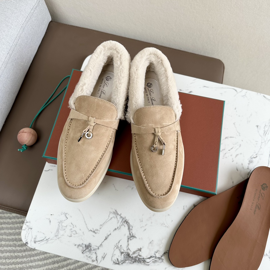 NO:668147,High version Mid-range version Purchasing grade!! Top high-end products on the market!! Top quality (the treatment is the same at counters!! Comes with a cedar wood pendant ball, very fragrant and smells) Craftsmanship! Give you a genuine foot feel! Loro is the first choice for high-end customers to purchase on behalf of customers  The brand Piana is an Italian treasure brand, the only one that can match Hermès. It has almost no advertising and is low-key and luxurious. These loafers are very high-end and extremely comfortable. They are also the shoes that domestic and foreign Internet celebrity bloggers can't put down. Of course, the comfort comes from the quality. Both the materials and workmanship are impeccable. Women's size, the fabric is imported top-grade fetal cow velvet, very delicate and skin-friendly. The interior is imported nutria fur, paired with a pair of benzene-dyed cowhide for feet.  Wear-resistant rubber outsole Wear-resistant rubber outsole leather is soft, delicate and skin-friendly, no running-in period is required on the foot, the upper is very stylish and full. The tree paste cowhide midsole is soft and breathable. The milk-colored outsole is bend-resistant and translucent rubber mold outsole is also very soft and has a light fragrance. It is easy to put on and take off, and you will not want to take it off when you put it on. Size 35-3940 41 can be customized and non-returnable. Loaf fur shoes, hermes, loro  piana,loafers,cowhide19860909高版本 中端版 代购级!!市面顶级高品!!顶级品质(专柜待遇一样!!配送雪松木挂件球一枚,很香很好闻) 匠心制作!带给您正品级脚感!供高端客户代购首选 Loro piana这个牌子是意大利宝藏品牌,唯一能和爱马仕匹配,几乎不打广告,低调奢华,这款乐福鞋非常高级又舒适到爆,也让国内外网红博主爱不释手、欲罢不能的鞋子,当然舒适度来源于品质,无论是用料还是做工都无可挑剔 女码,面料进口顶级胎牛绒,非常细腻亲肤 内里进口海狸鼠皮草,搭配一对垫脚苯染牛皮 耐磨橡胶大底耐磨橡胶大底皮料柔软、细腻、亲肤,上脚无需磨合期,鞋面非常有型且饱满 树膏牛皮真皮中底板,柔软、透气 牛奶色大底耐弯曲半透明橡胶模具大底也是非常柔软,有种淡淡的香味,穿脱方便,穿上就不想脱了. 码数35-3940 41可以定制不退换,乐福鞋毛毛鞋,hermes,loro piana,loafers,cowhide,Women's Shoes